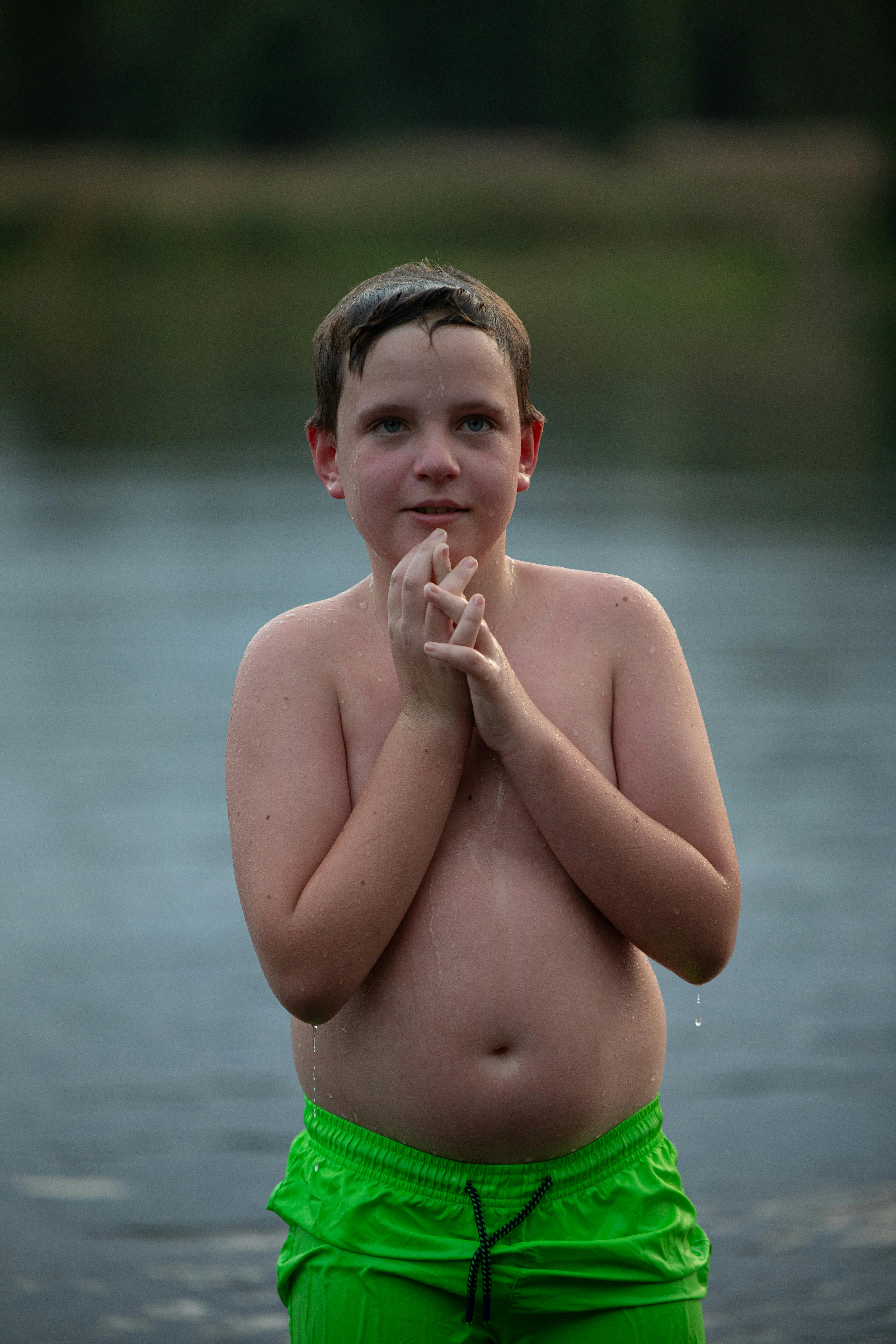 Un niño de pie en el agua | Fuente: Pexels