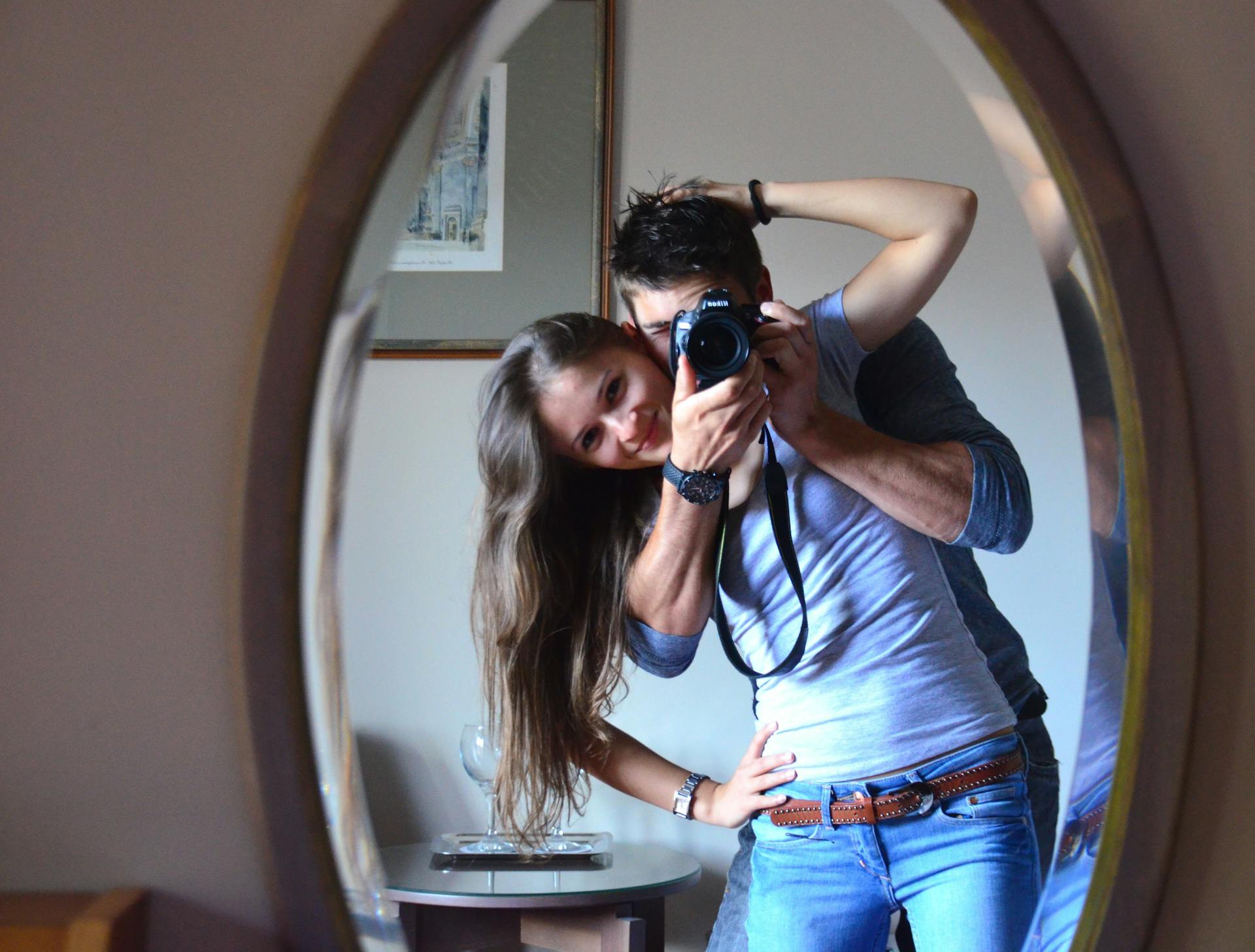 Una pareja haciéndose una foto juguetona | Fuente: Pexels