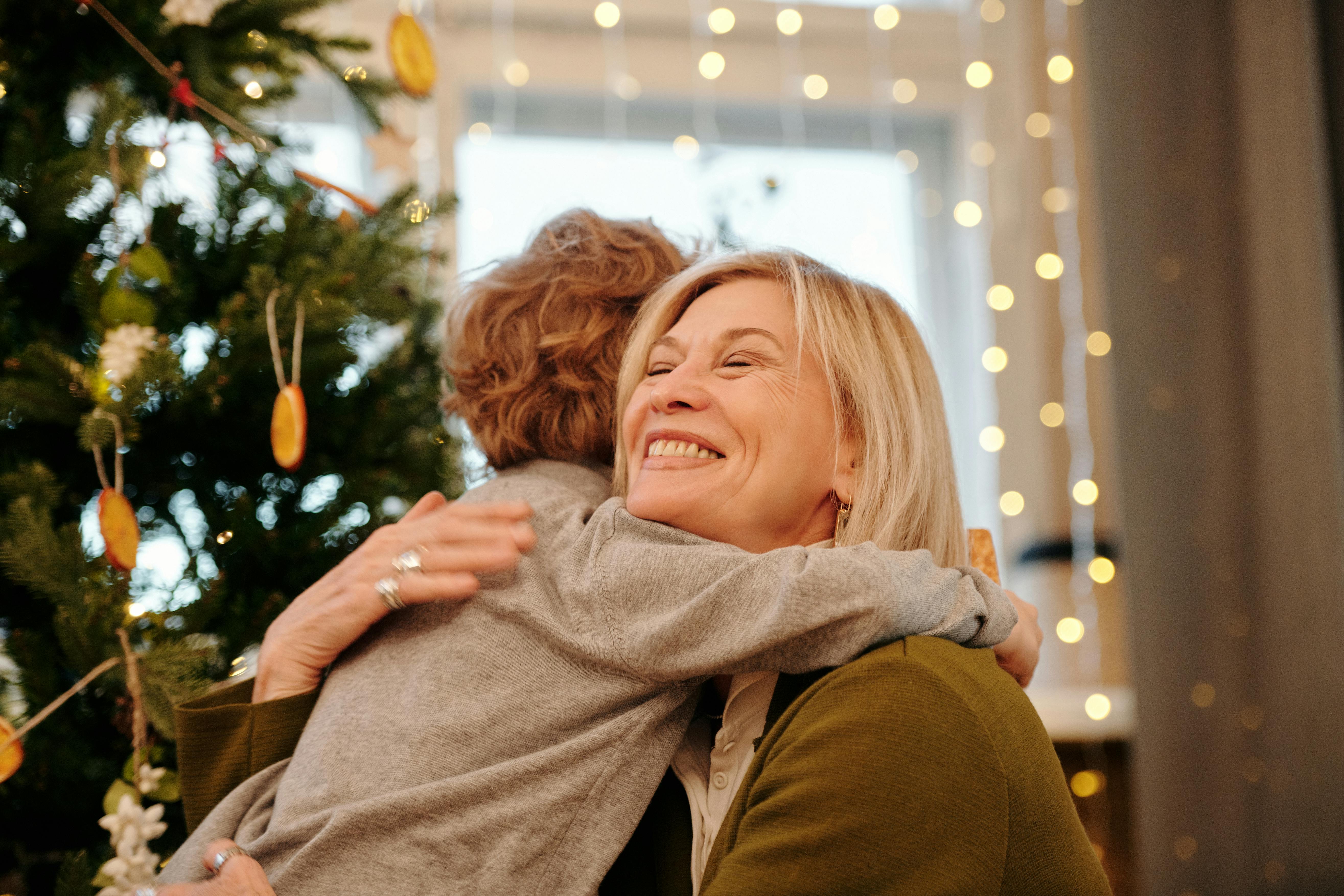Una abuela abraza a su nieto | Fuente: Pexels