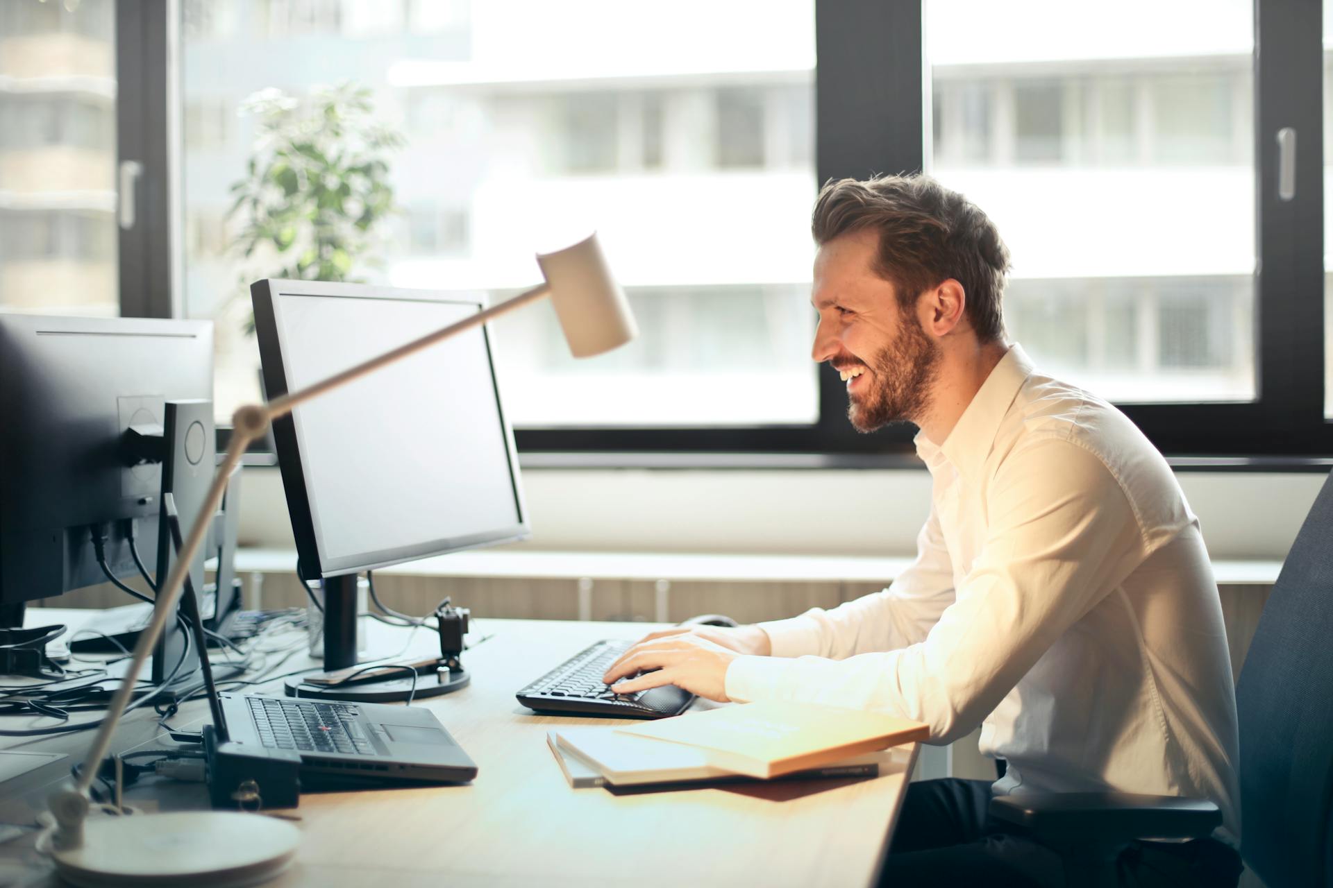 Un hombre sentado en su escritorio | Fuente: Pexels