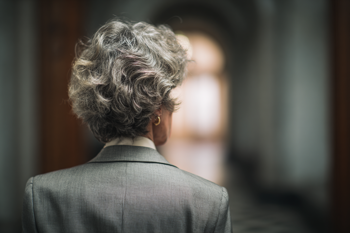 Una mujer mayor | Fuente: Midjourney