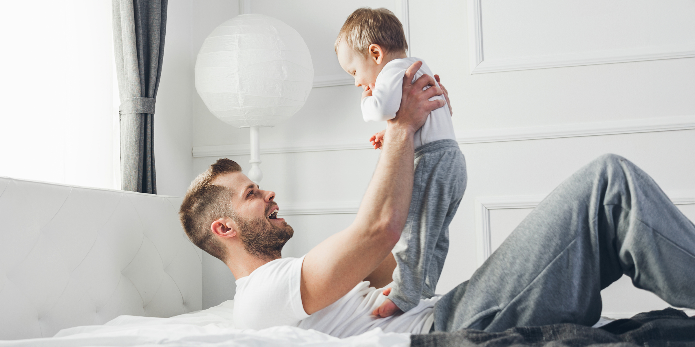Un padre jugando con su hijo | Fuente: Shutterstock