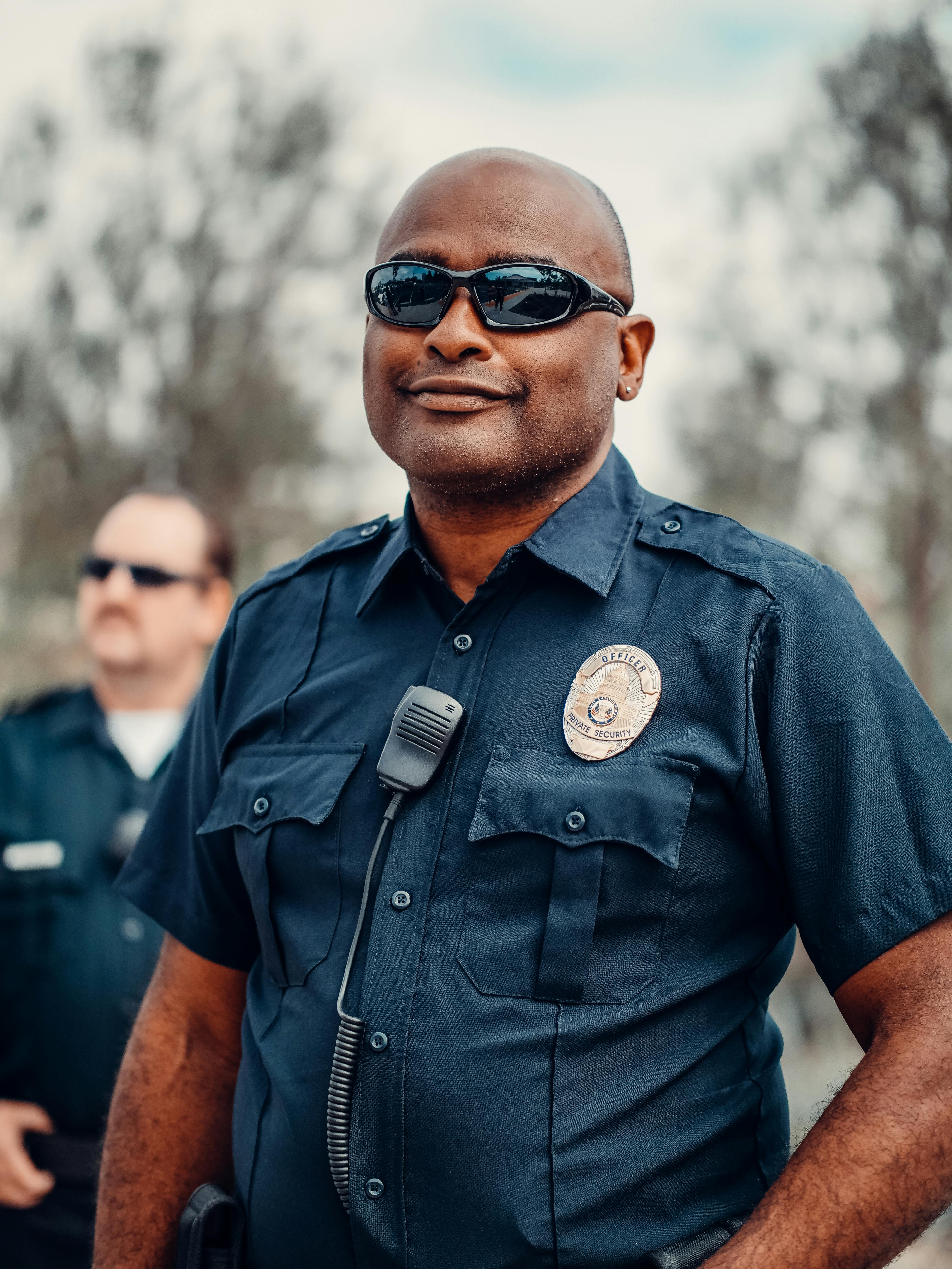 Dos policías con gafas de sol | Fuente: Pexels