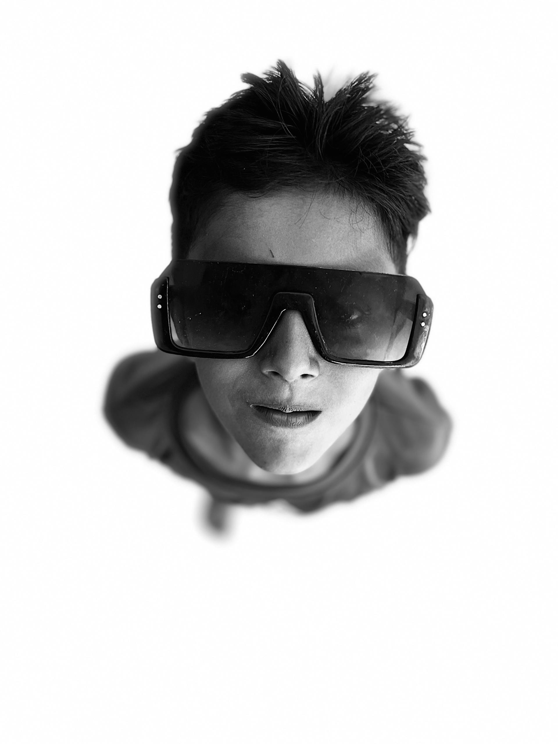 Un chico con gafas de sol | Fuente: Pexels