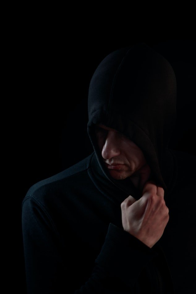 Un hombre con un suéter negro con capucha | Fuente: Unsplash