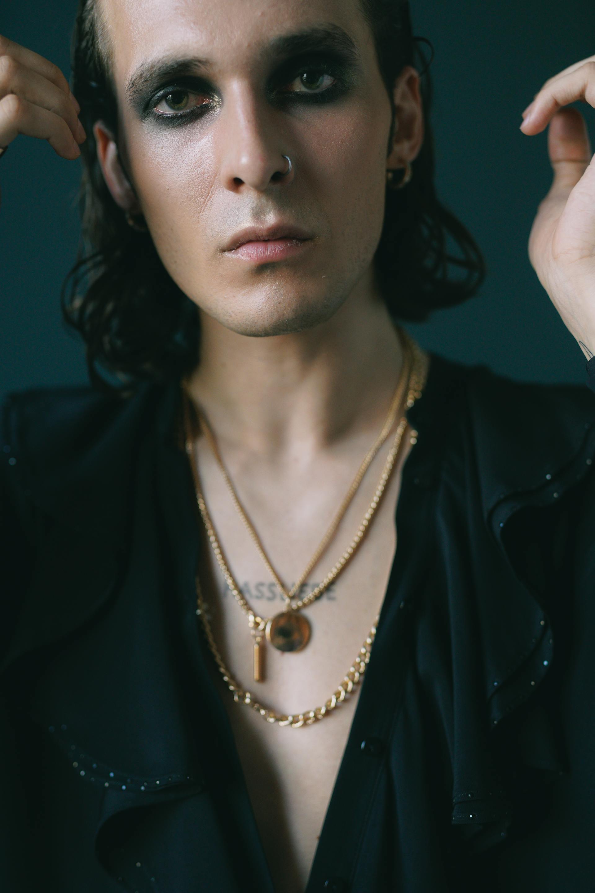 Un hombre maquillado mirando a la cámara | Fuente: Pexels