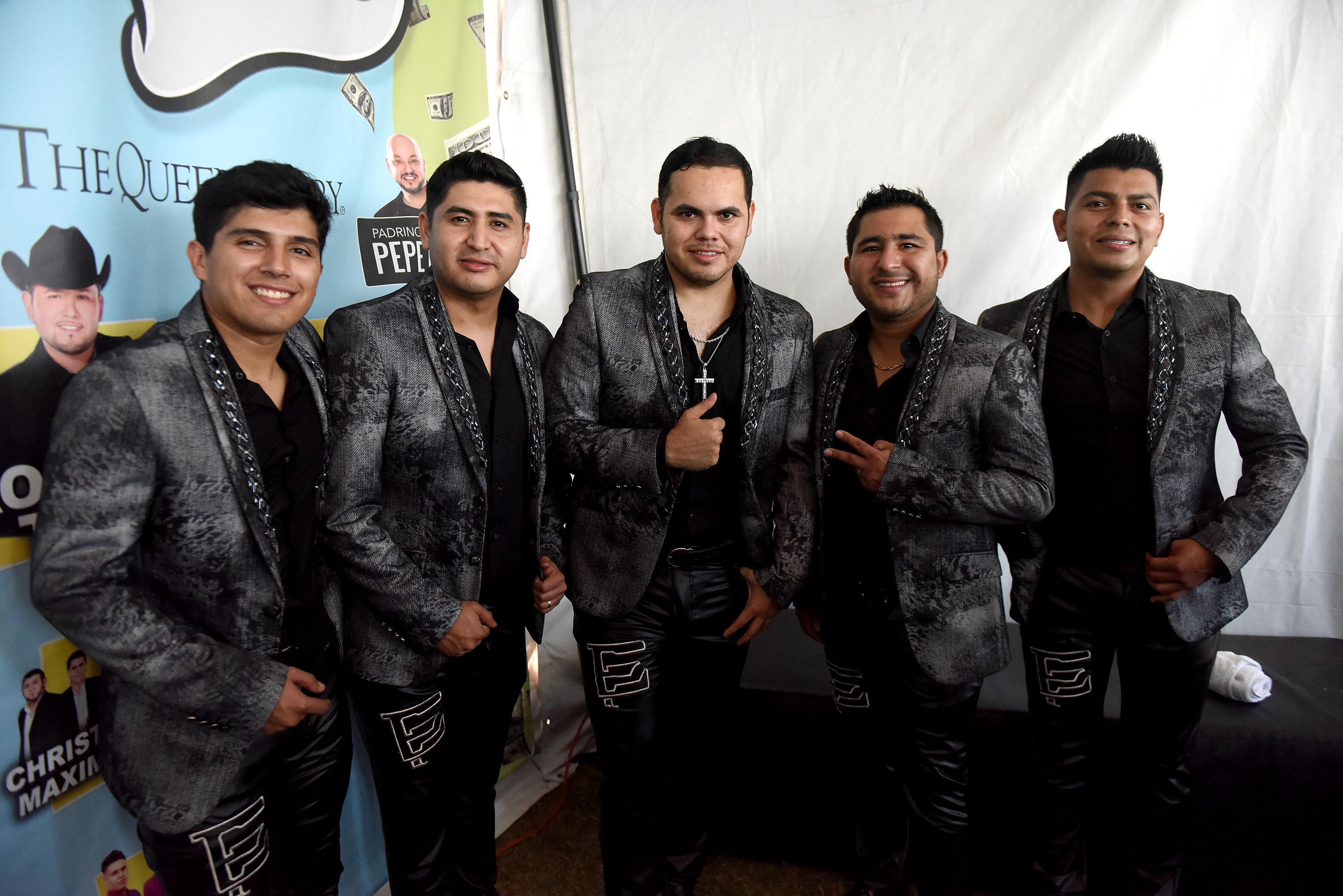 Ernesto Barajas (C), de la banda "Enigma Norteño", asiste al festival Smoke Me Out en el Queen Mary Events Park el 18 de agosto de 2018 en Long Beach, California. | Fuente: Getty Images