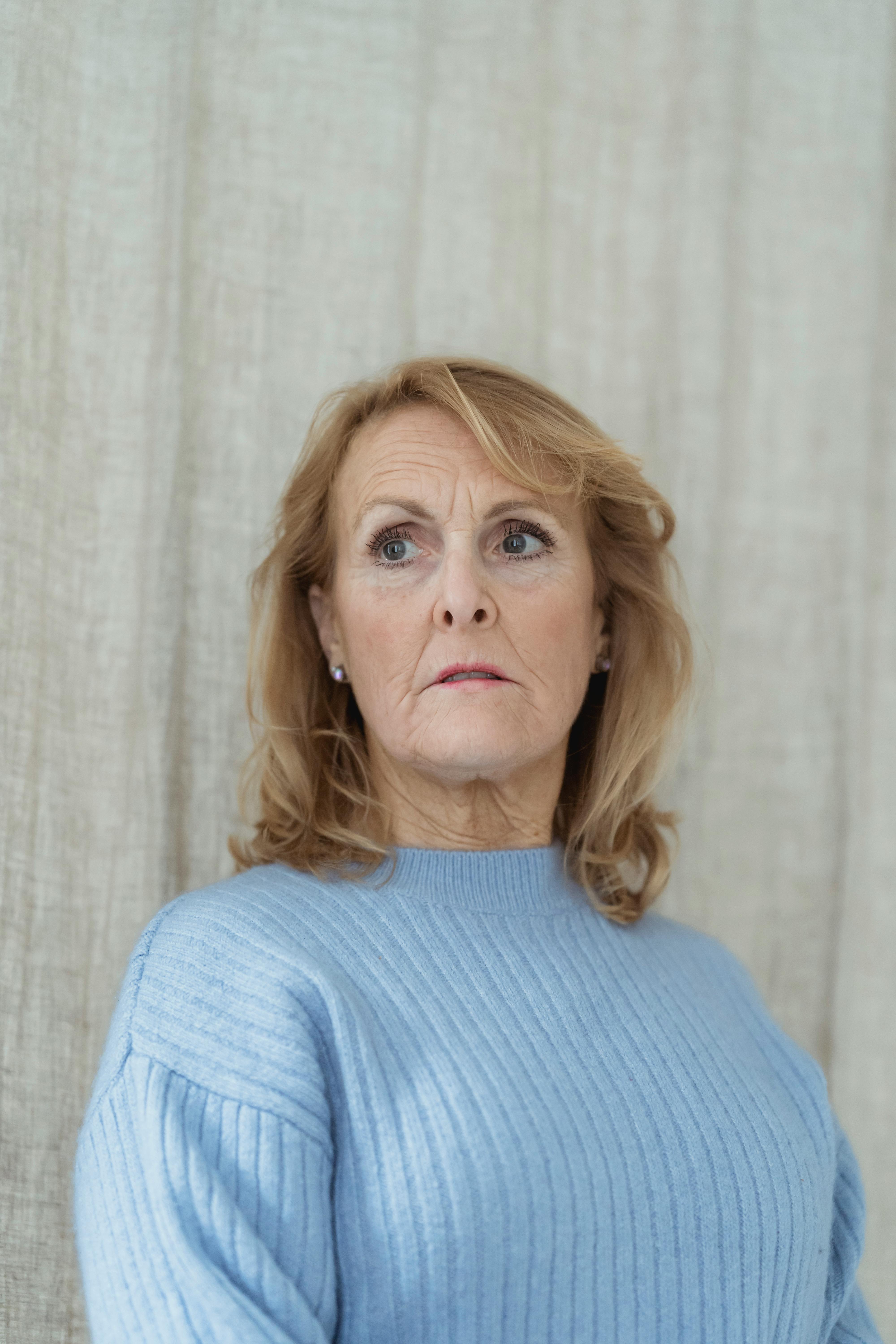 Una mujer sospechosa | Fuente: Pexels