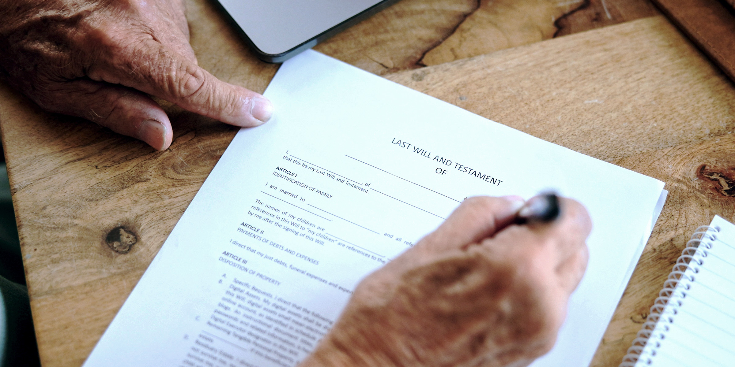 Un anciano firmando su última voluntad | Fuente: Shutterstock