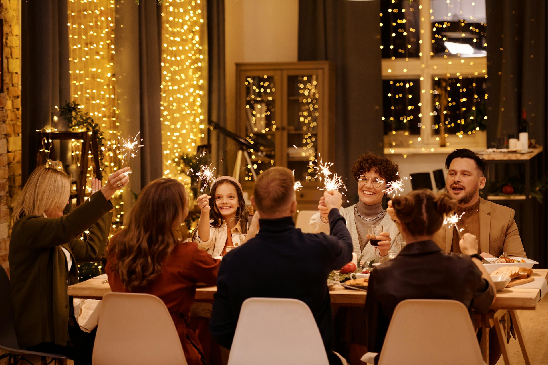 Una familia celebrando la cena de Navidad | Fuente: Pexels