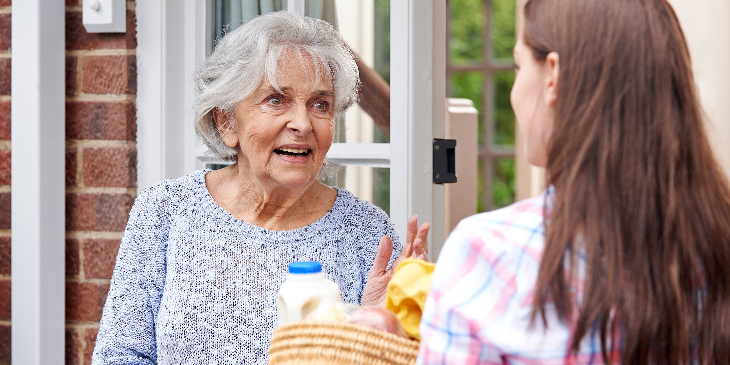 Una anciana hablando con una mujer | Fuente: Shutterstock