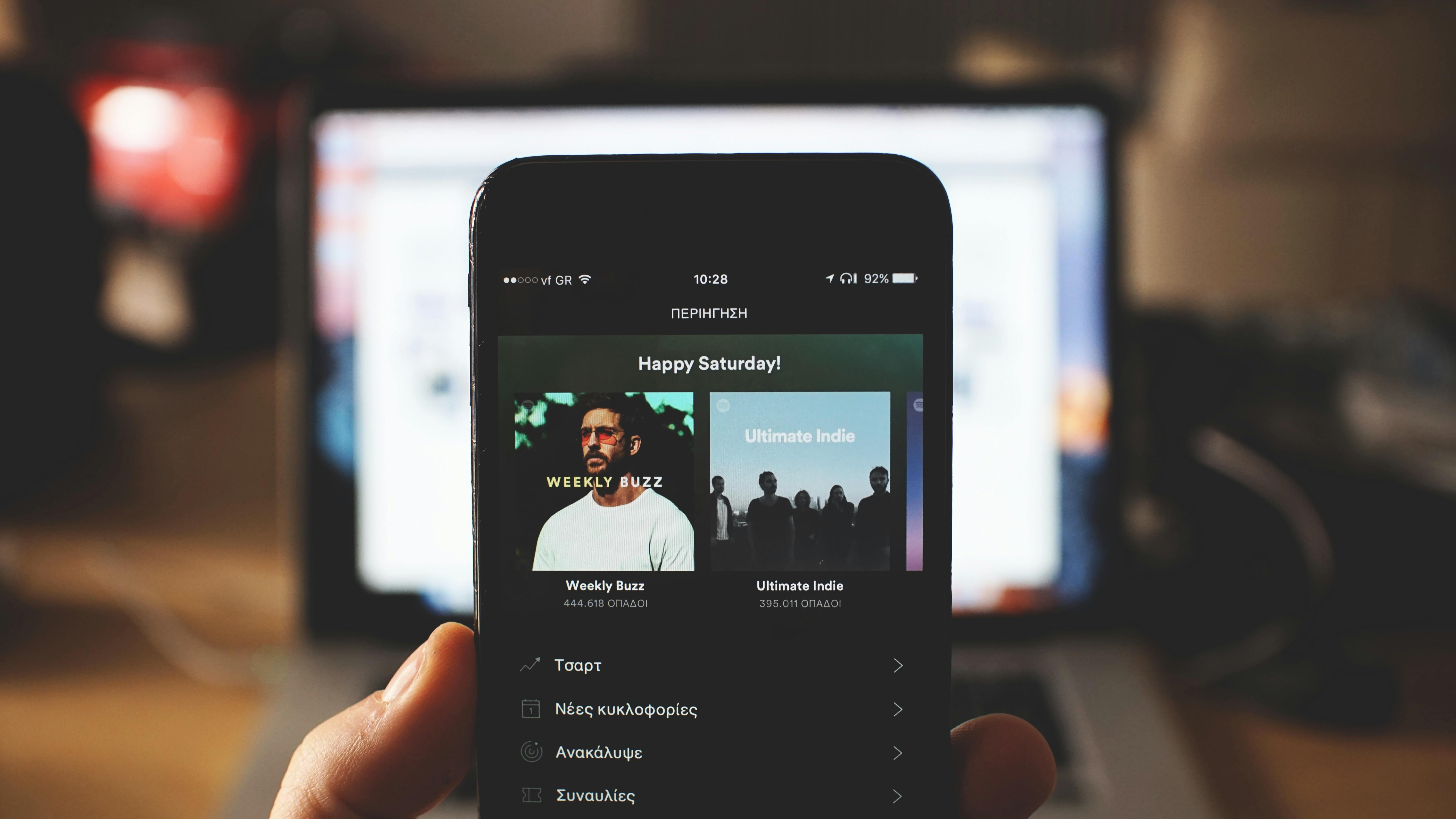 Una persona con un teléfono abierto a Spotify | Fuente: Pexels