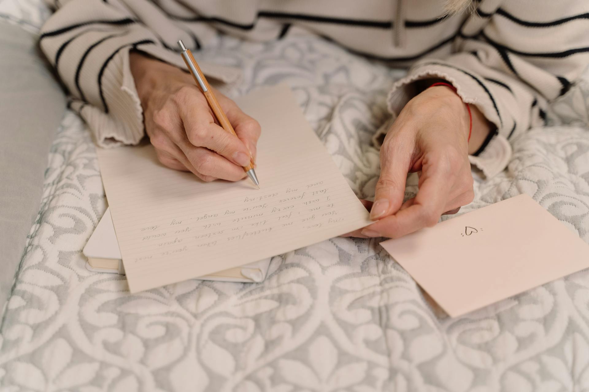 Primer plano de una mujer escribiendo una carta | Fuente: Pexels