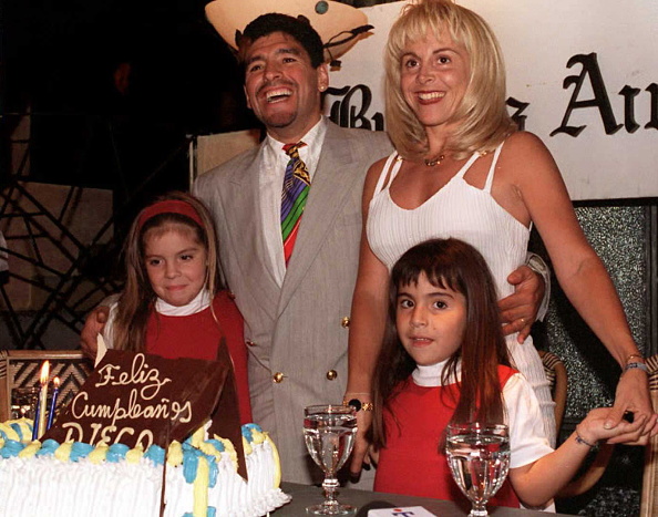 La estrella del fútbol argentino Diego Maradona (segundo desde la izquierda) posa con su esposa Claudia y sus dos hijas, Giannina (izquierda) y Dalma (derecha), durante una ceremonia realizada la noche del 30 de octubre en Buenos Aires para celebrar su cumpleaños número 35 | Fuente: Getty Images