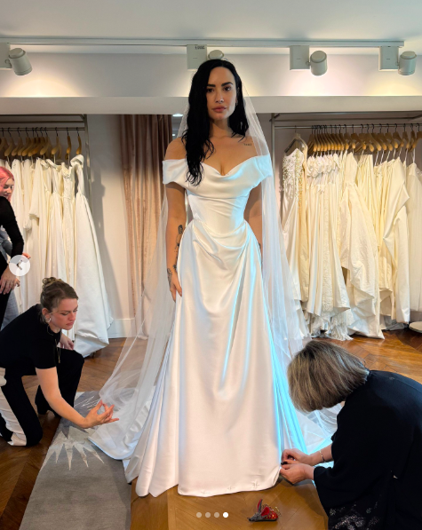 Demi Lovato posando para una foto con su vestido de novia, publicada el 26 de mayo de 2025. | Fuente: Instagram/voguemagazine