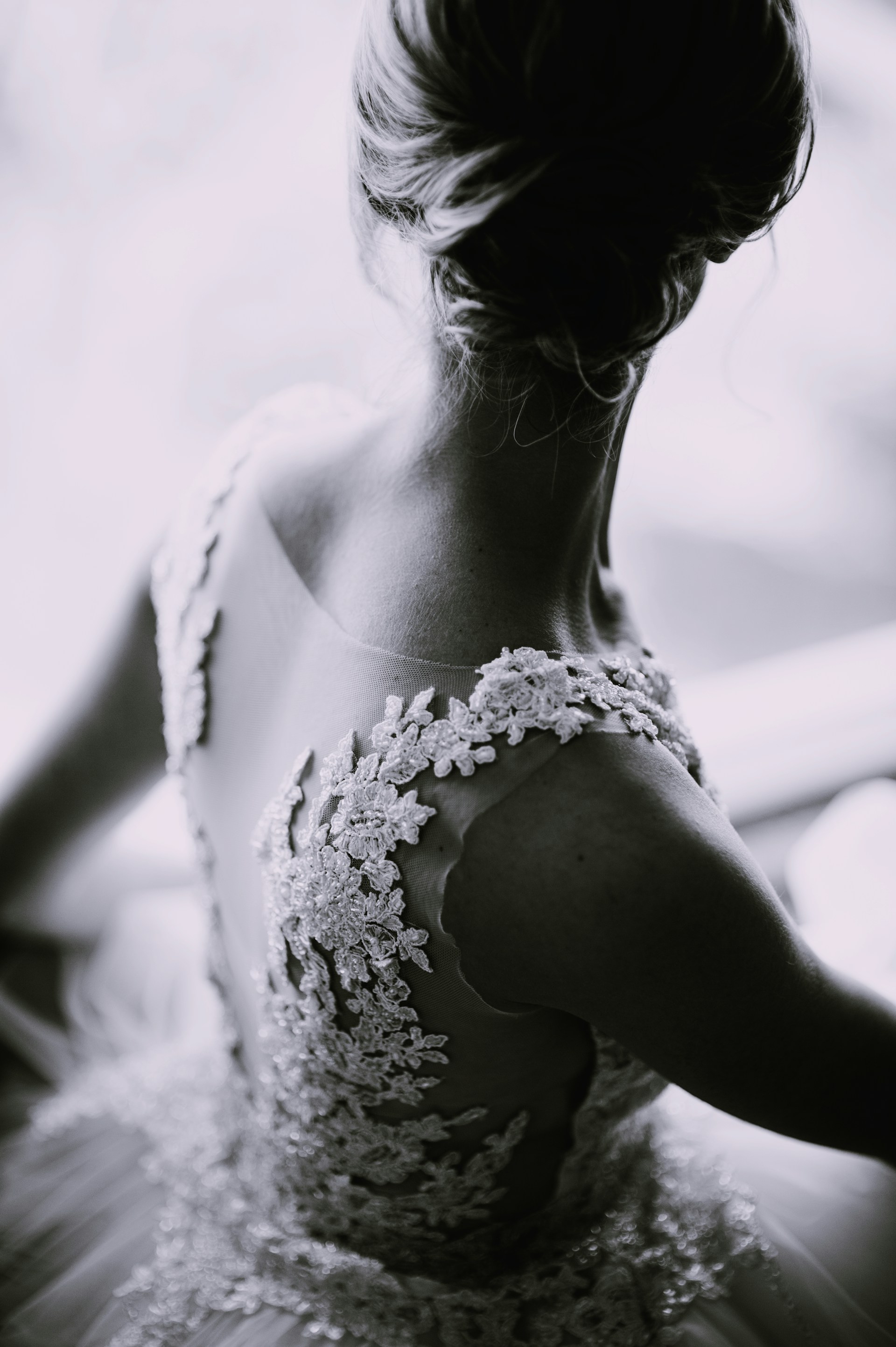 Una mujer vestida de novia mirando por encima de un hombro | Fuente: Unsplash