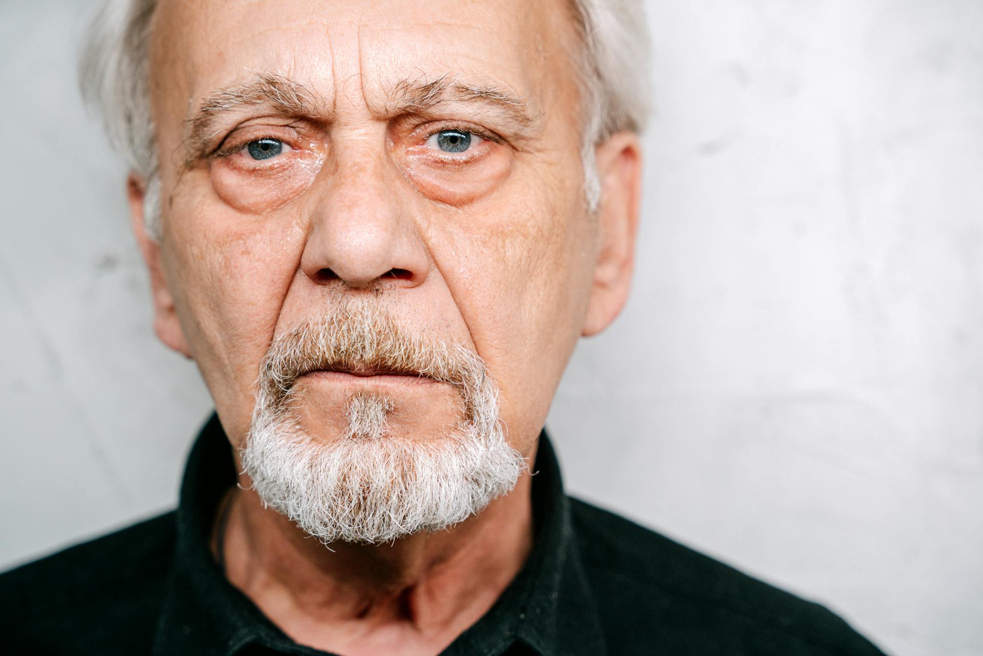 Retrato de un anciano emocionado | Fuente: Pexels