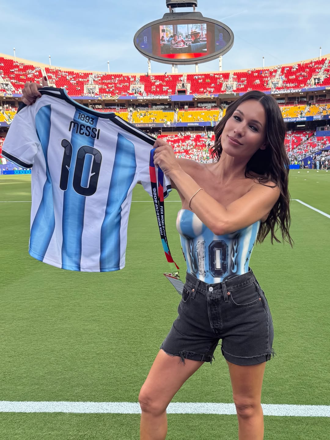 Carolina "Pampita" Ardohain mostrando su look para el debut de la Argentina en el Mundial 2026 | Fuente: Instagram/pampitaoficia