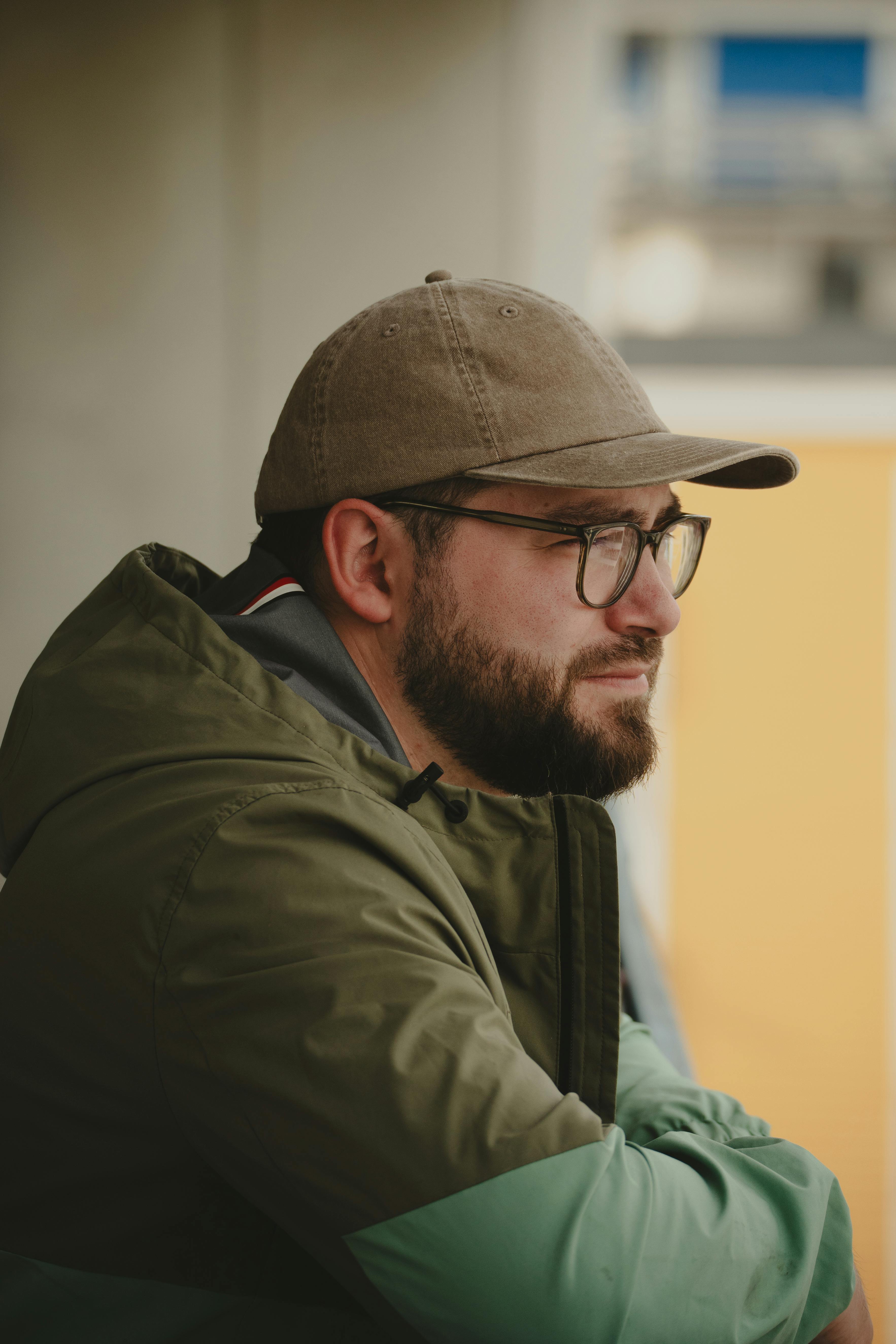 Un hombre pensativo con gorra | Fuente: Pexels