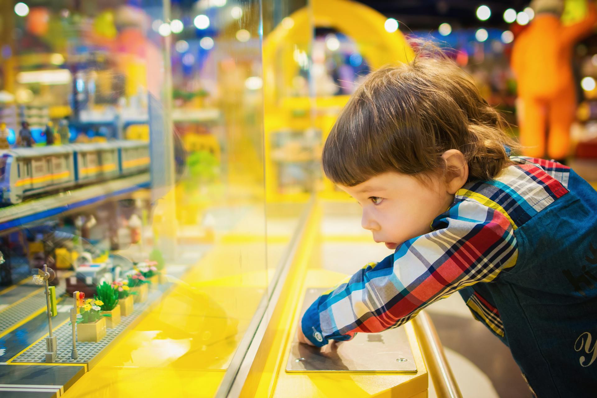 Un niño en una juguetería | Fuente: Pexels
