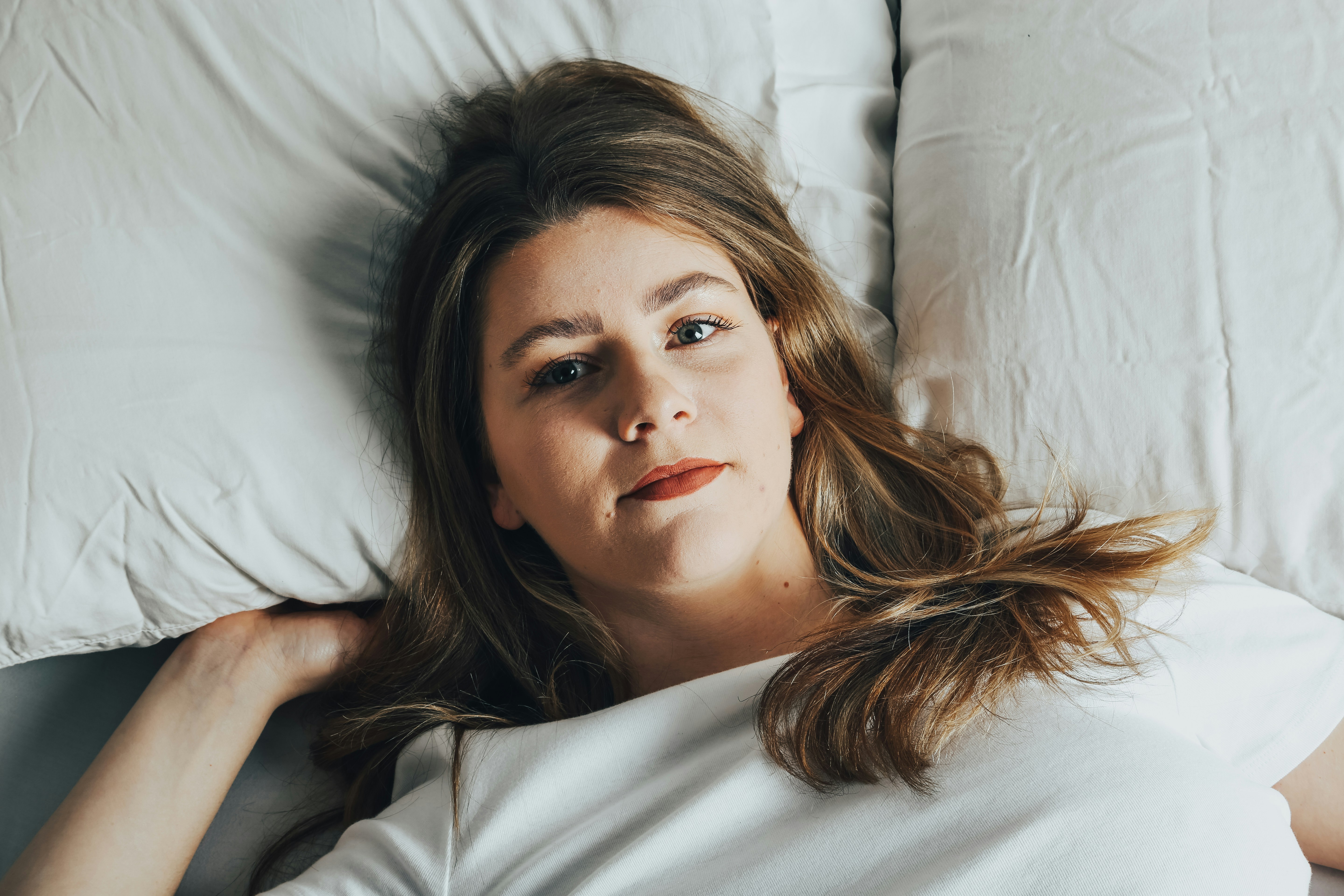 Una adolescente tumbada en la cama | Fuente: Unsplash