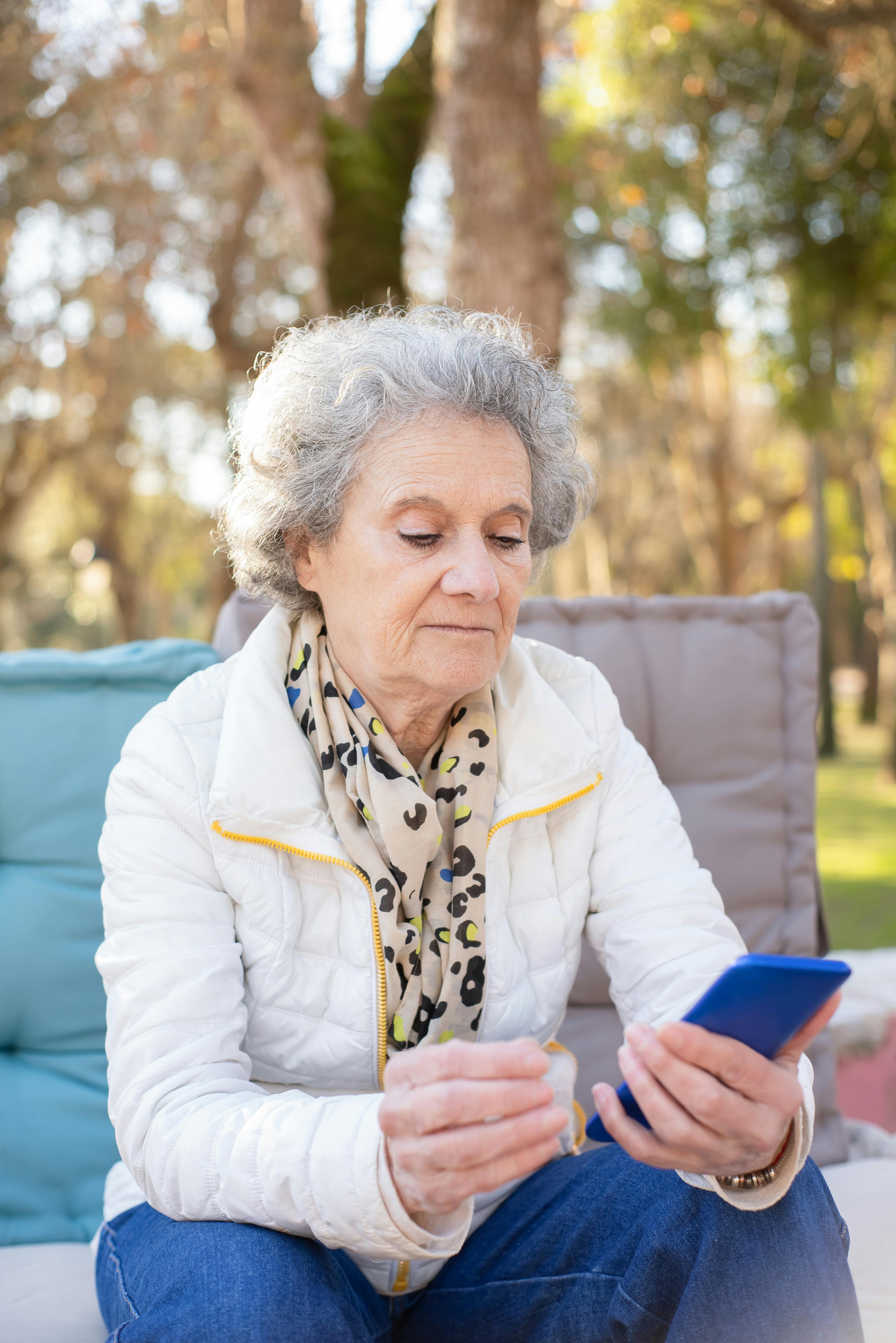 Una mujer seria mirando su teléfono | Fuente: Pexels