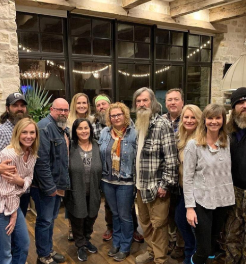 Kay y Phil Robertson fotografiados con su familia, en mayo de 2025 | Fuente: instagram/officialphilrobertson