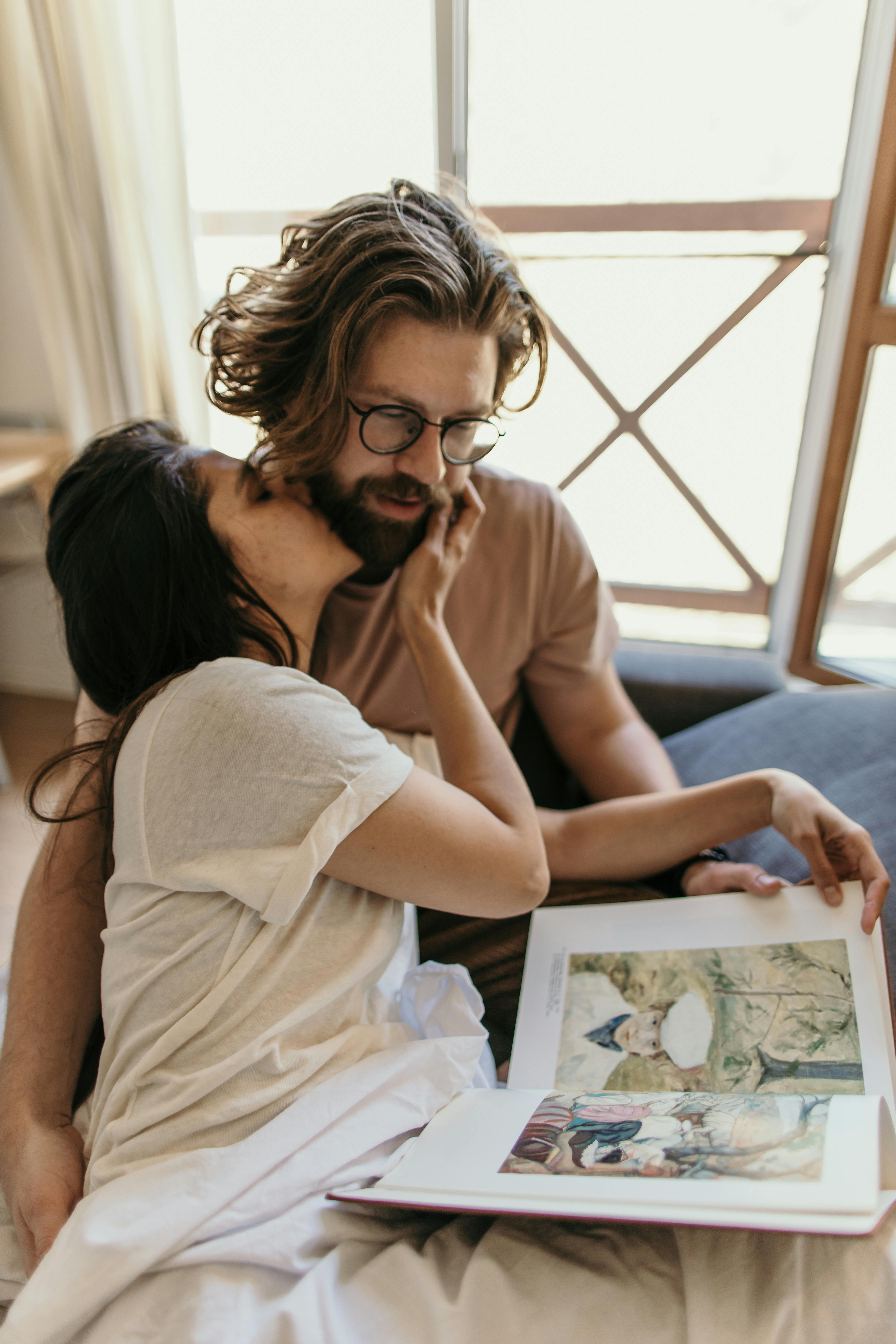 Una mujer consolando a un hombre | Fuente: Pexels