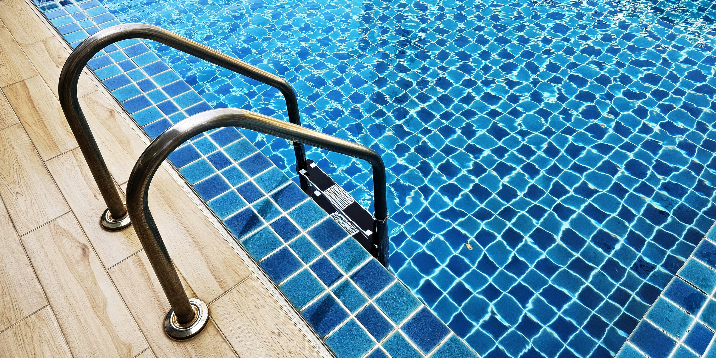 Una escalera de acero para piscina | Fuente: Shutterstock