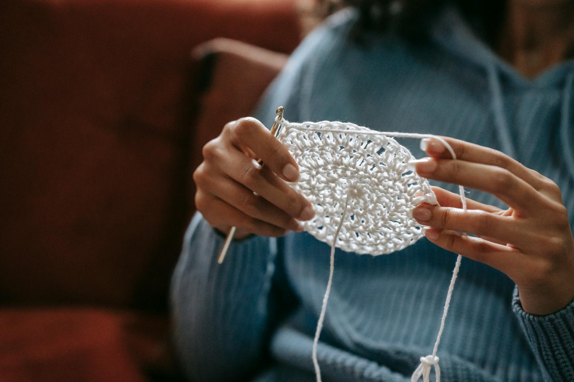 Primer plano de una mujer tejiendo | Fuente: Pexels