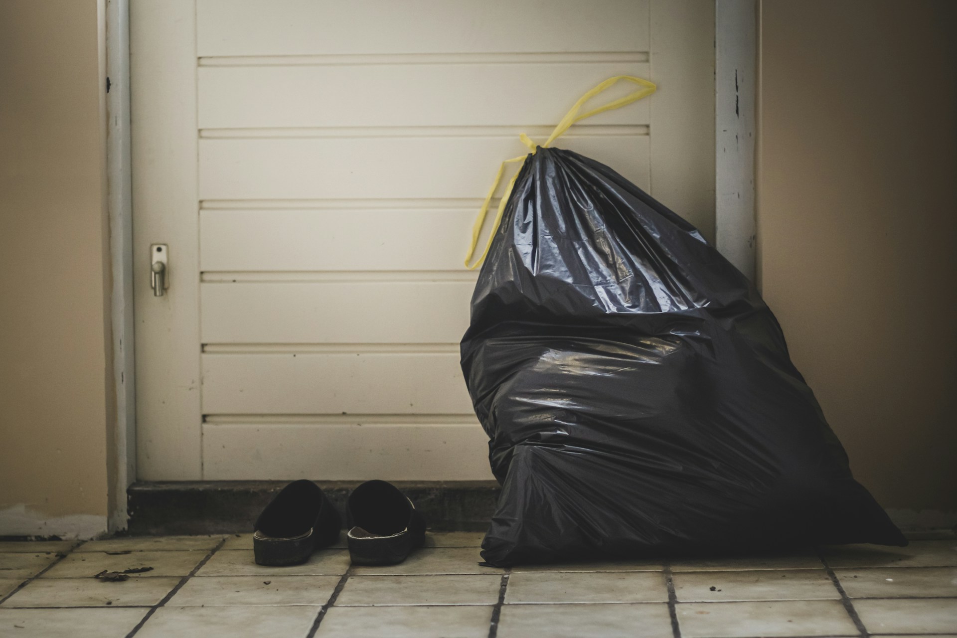 Una bolsa de basura cerca de la puerta | Fuente: Unsplash