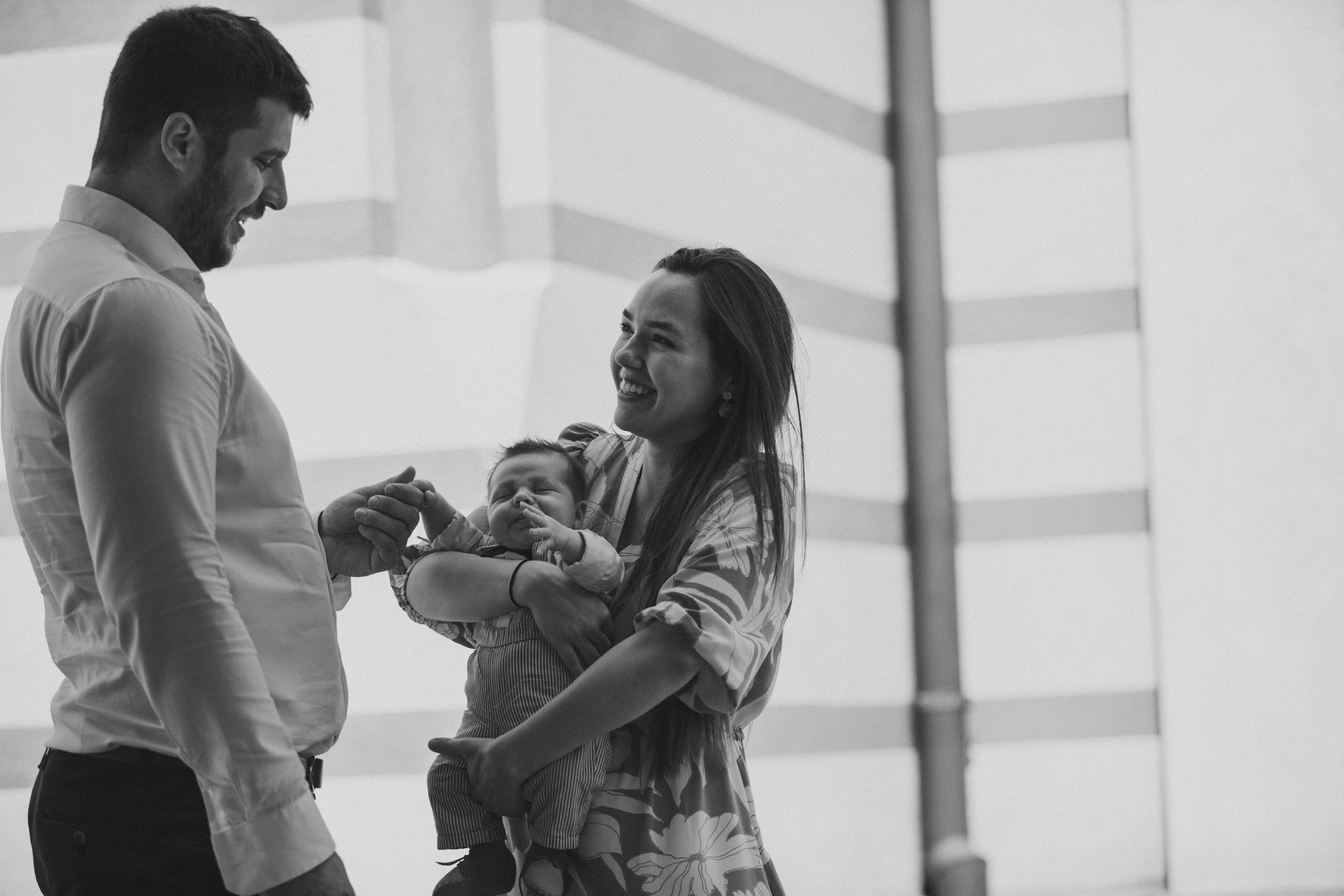 Pareja en un aeropuerto con su hijo | Fuente: Unsplash