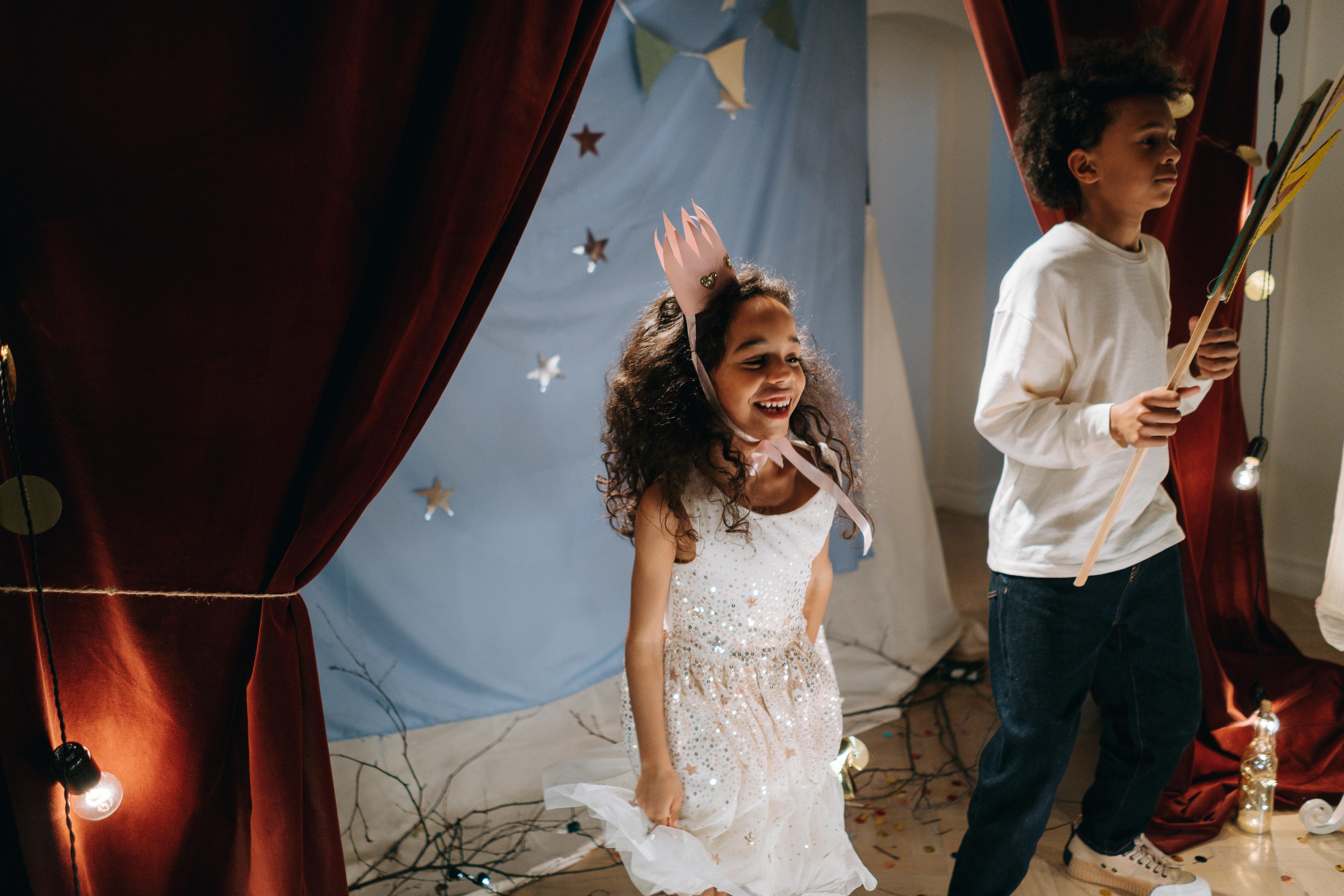 Niños actuando en una obra escolar | Fuente: Pexels