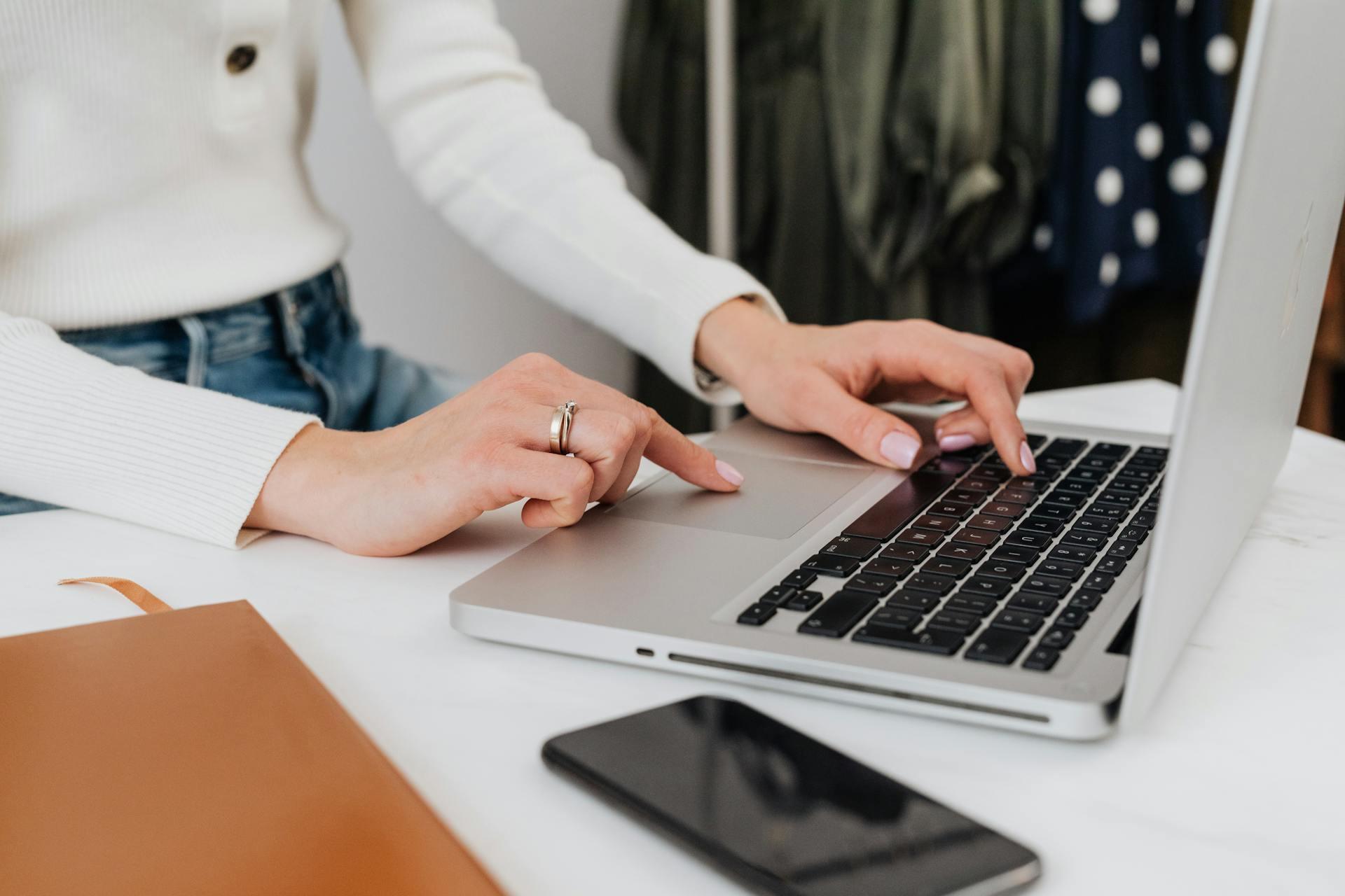 Una mujer utilizando un ordenador portátil | Fuente: Pexels