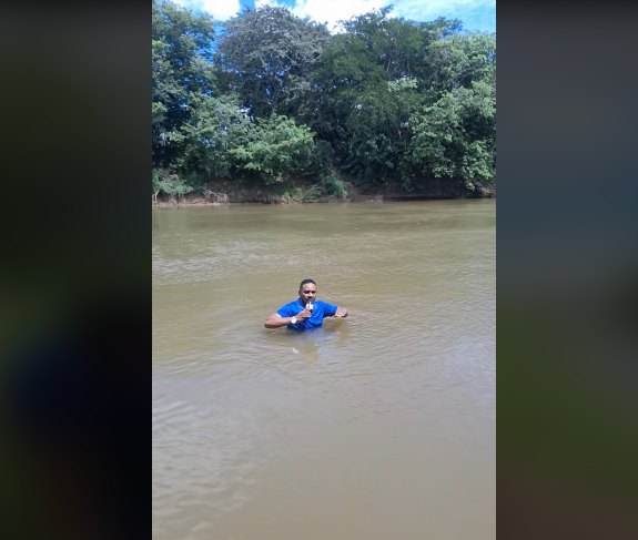 Lenildo Frazão encontró el cuerpo de una niña mientras estaba sumergido en el río Mearim. | Fuente: TikTok/eitabacabal.