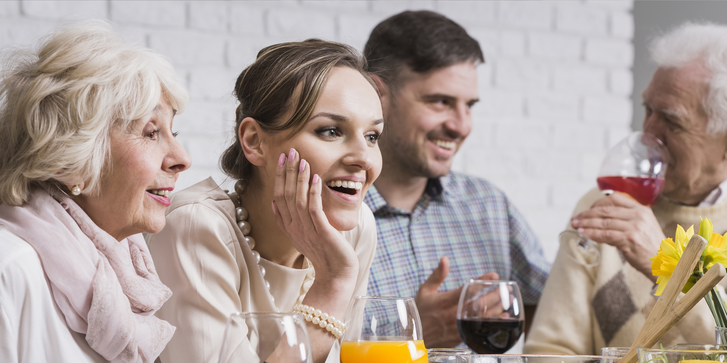 Una reunión familiar llena de risas, bebidas y una cálida conversación | Fuente: Shutterstock