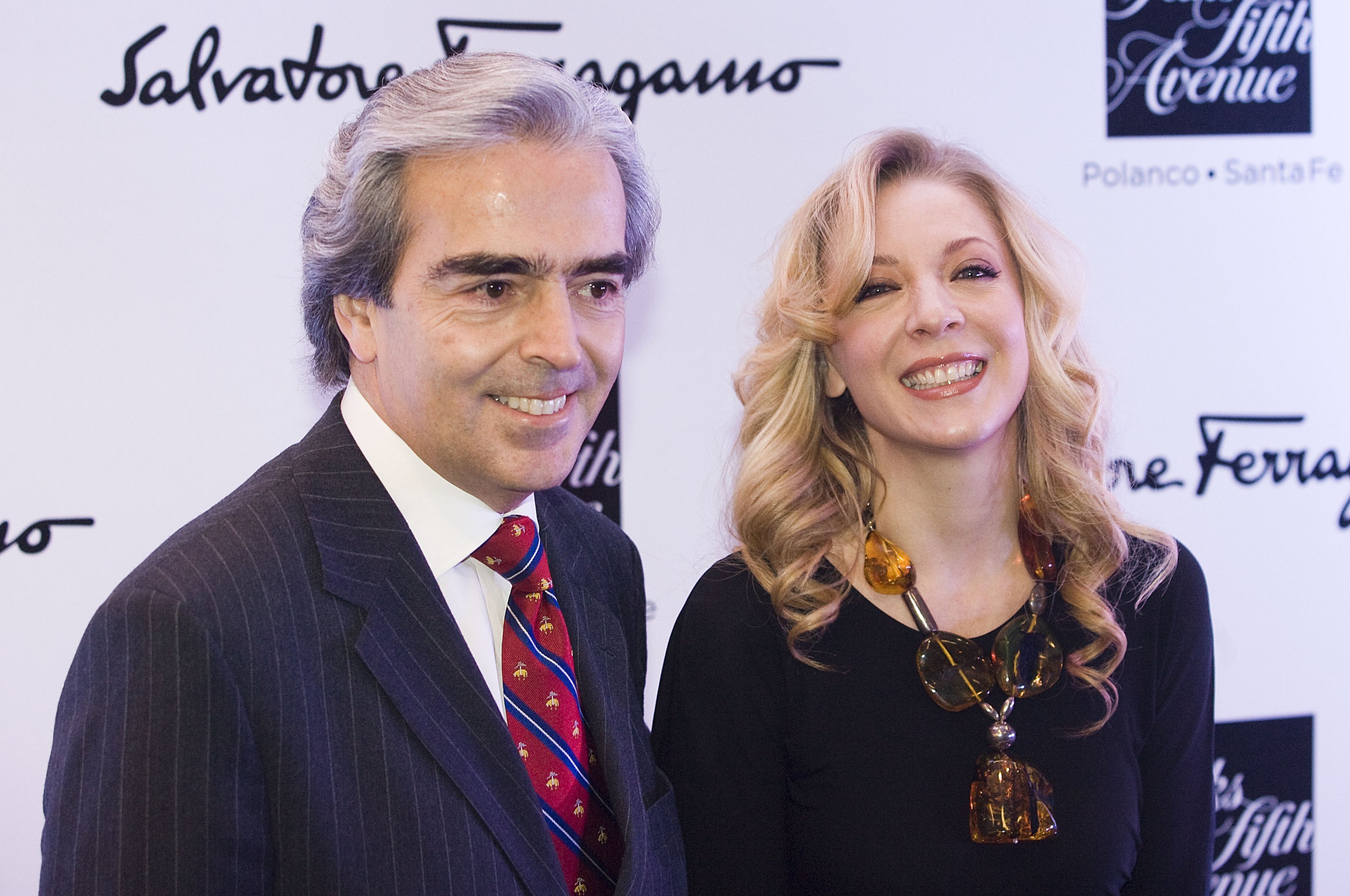 Edith González y Lorenzo Lazo durante la alfombra roja del lanzamiento de la colección "Salvatore Ferragamo Resort 2012" en la tienda Saks Fifth Avenue Polanco el 6 de diciembre de 2011 en la Ciudad de México, México. | Fuente: Getty Images