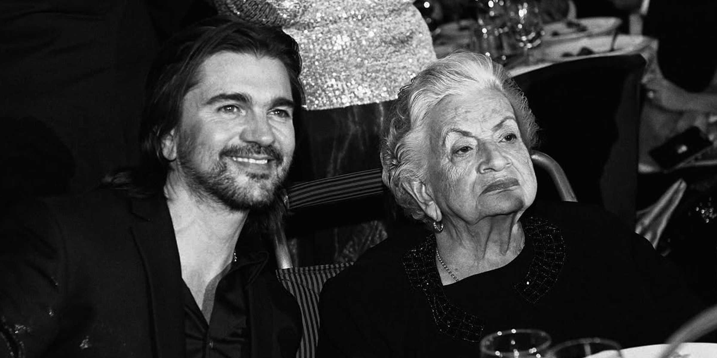 Juanes junto a su difunta madre, Alicia Vásquez. | Fuente: instagram.com/juanes