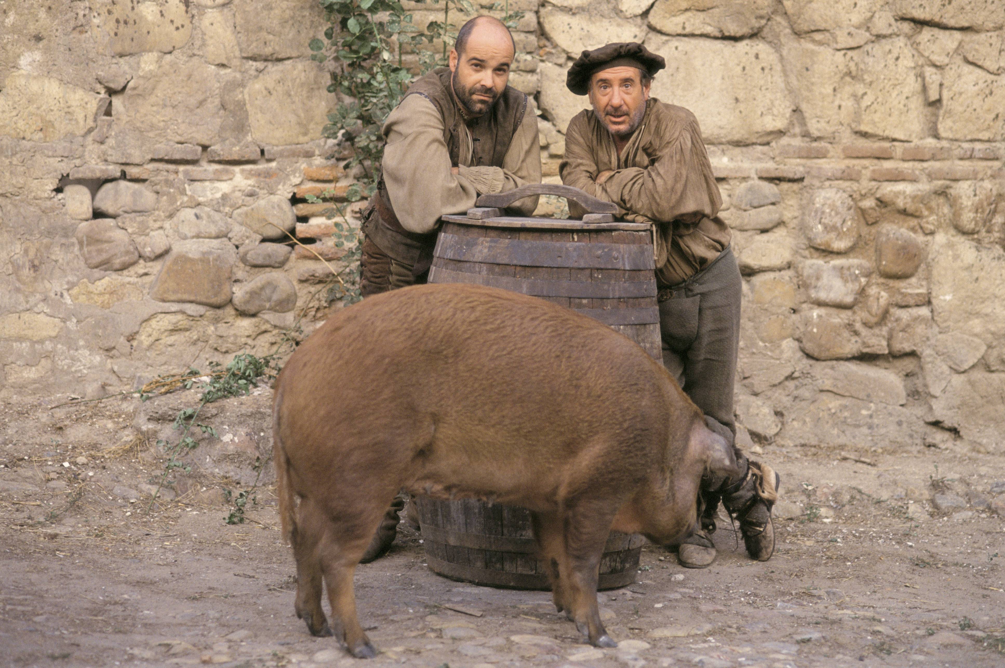 Rodaje de "La Marrana", de José Luis Cuerda. Los actores Antonio Resines y Alfredo Landa con un cerdo. | Fuente: Getty Images