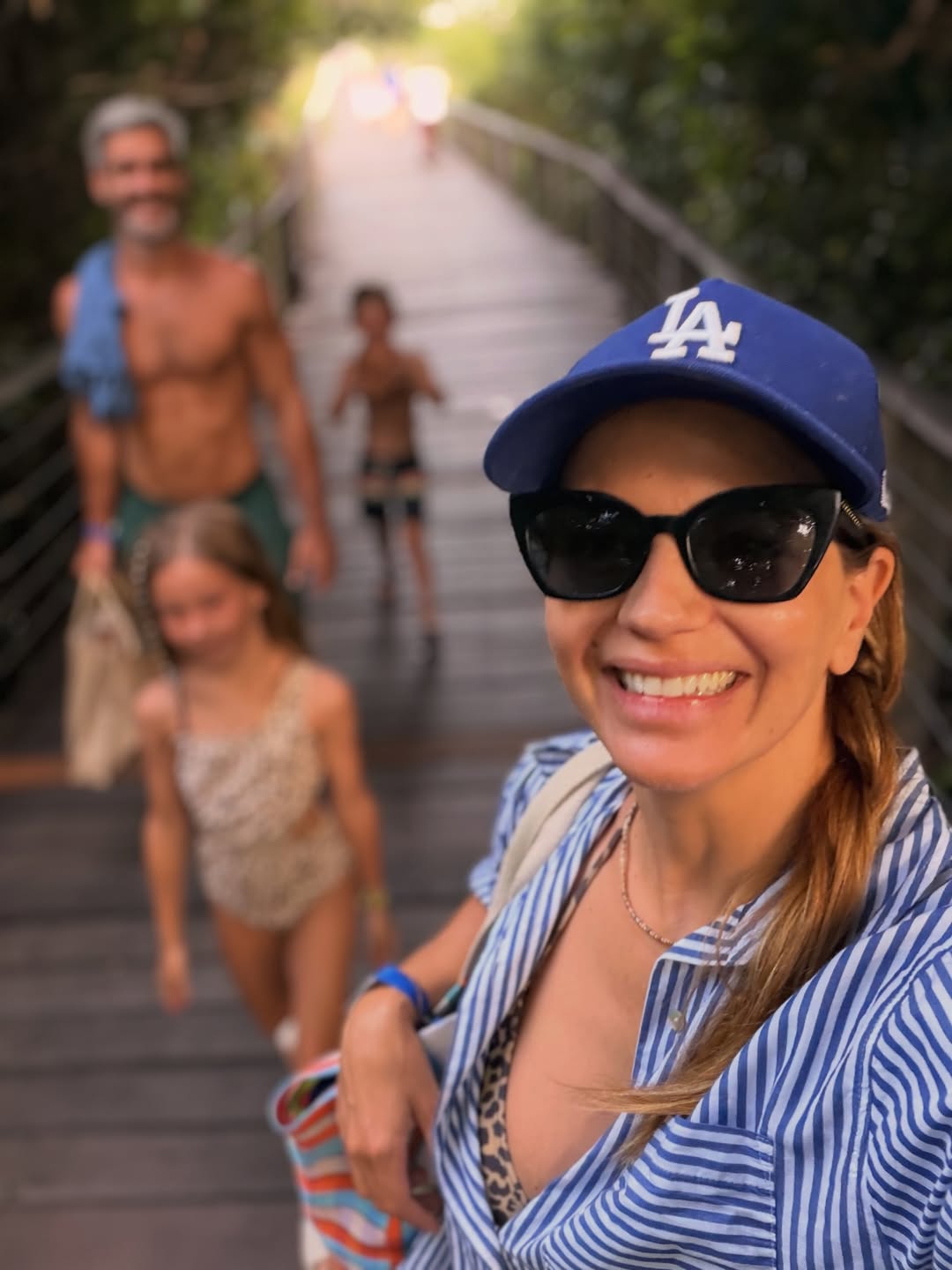 Marcela Kloosterboer junto a su familia en Imbassaí, Bahía, Brasil | Fuente: Instagram/m.klooster