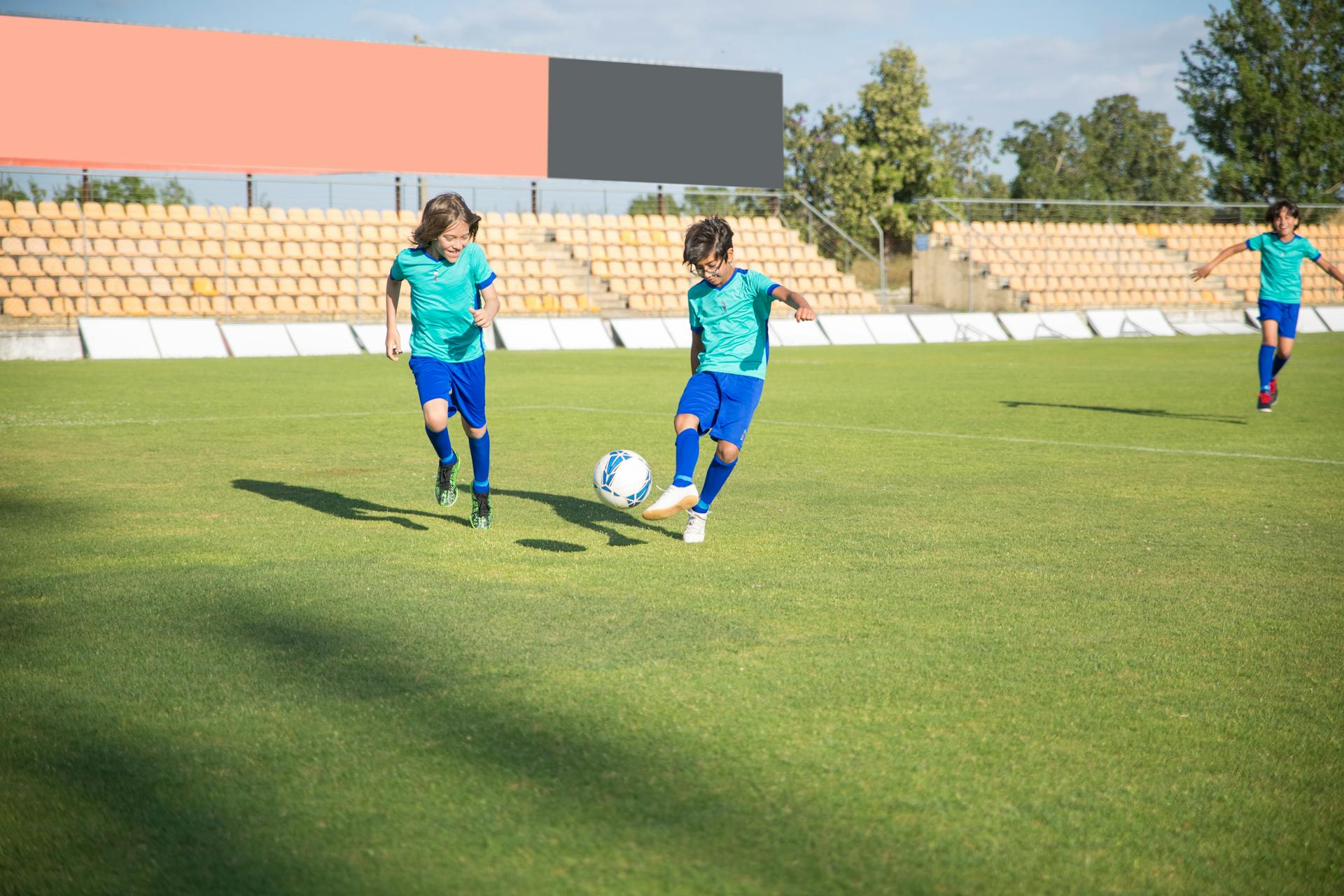 Niños jugando al fútbol | Fuente: Pexels