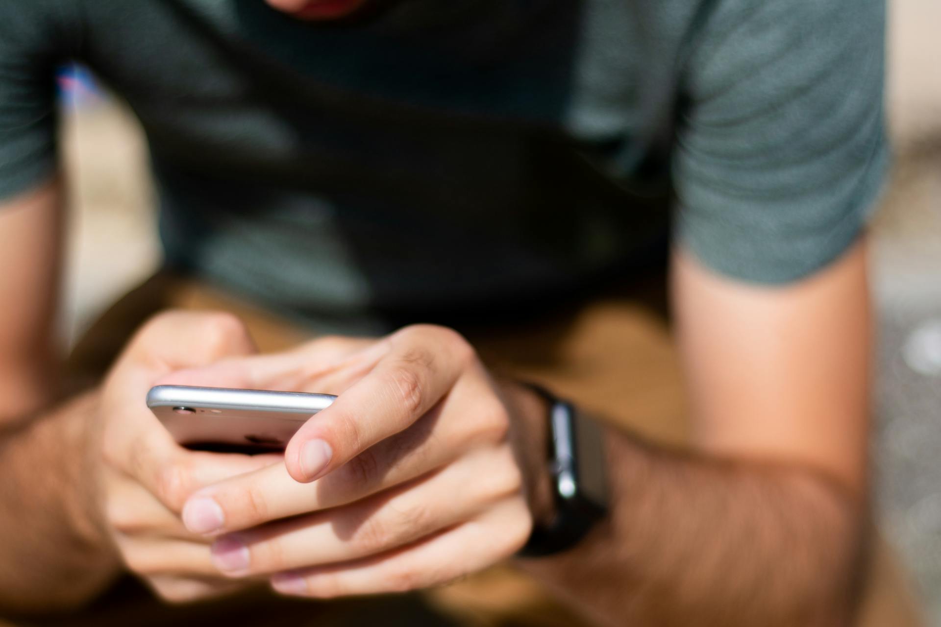 Un hombre usando su teléfono | Fuente: Pexels