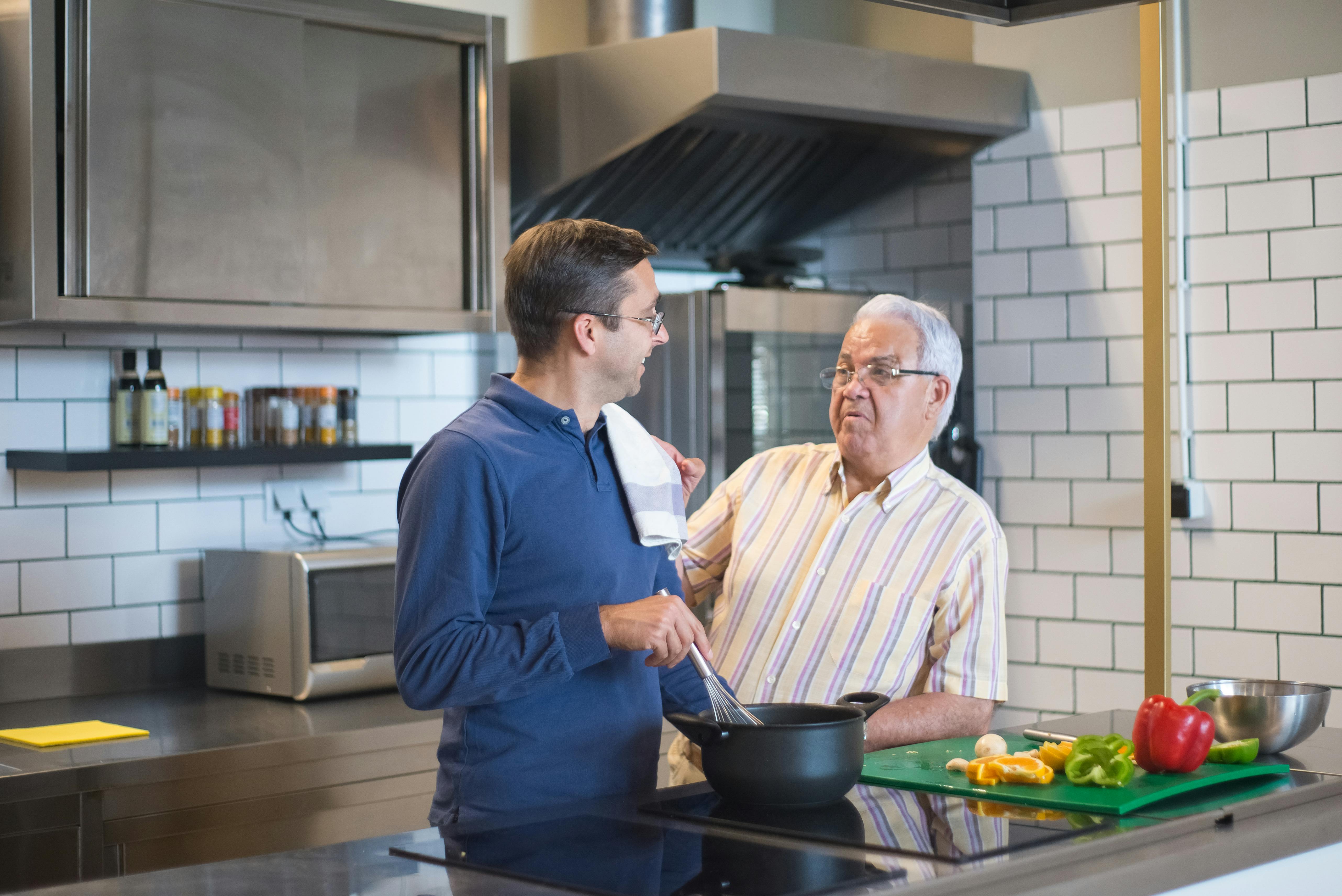 Hombres hablando en la cocina | Fuente: Pexels