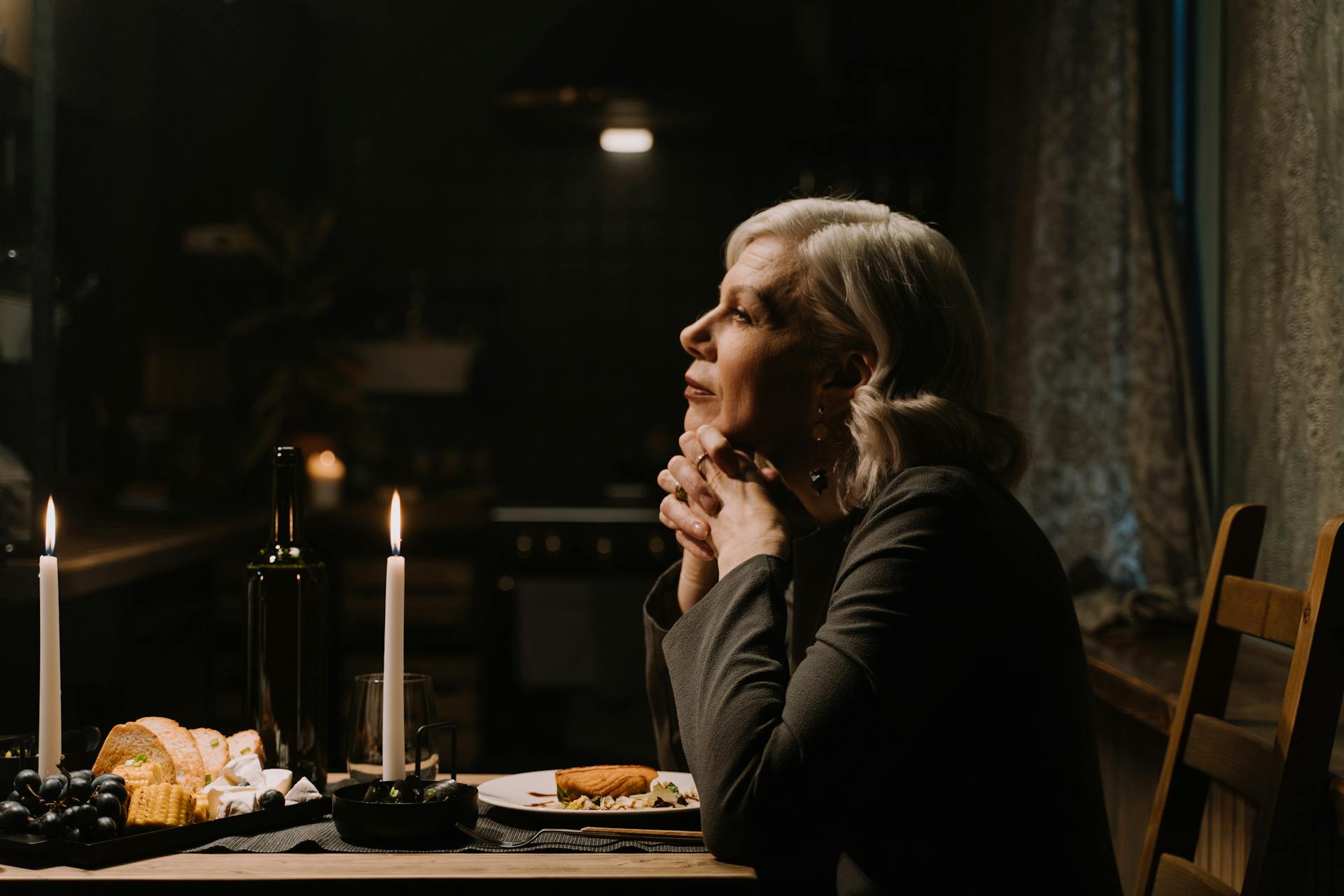 Una elegante mujer mayor sentada en una mesa de comedor | Fuente: Pexels