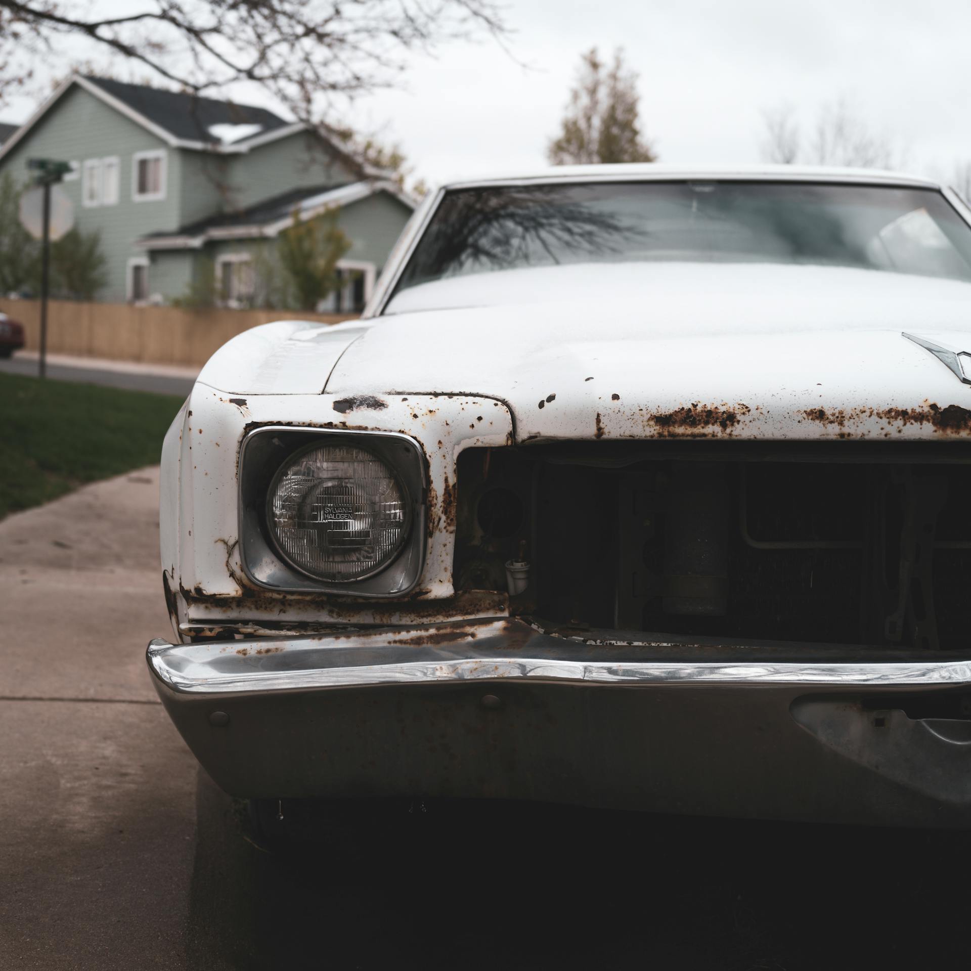 Un viejo y oxidado Automóvil blanco de la calle | Fuente: Pexels