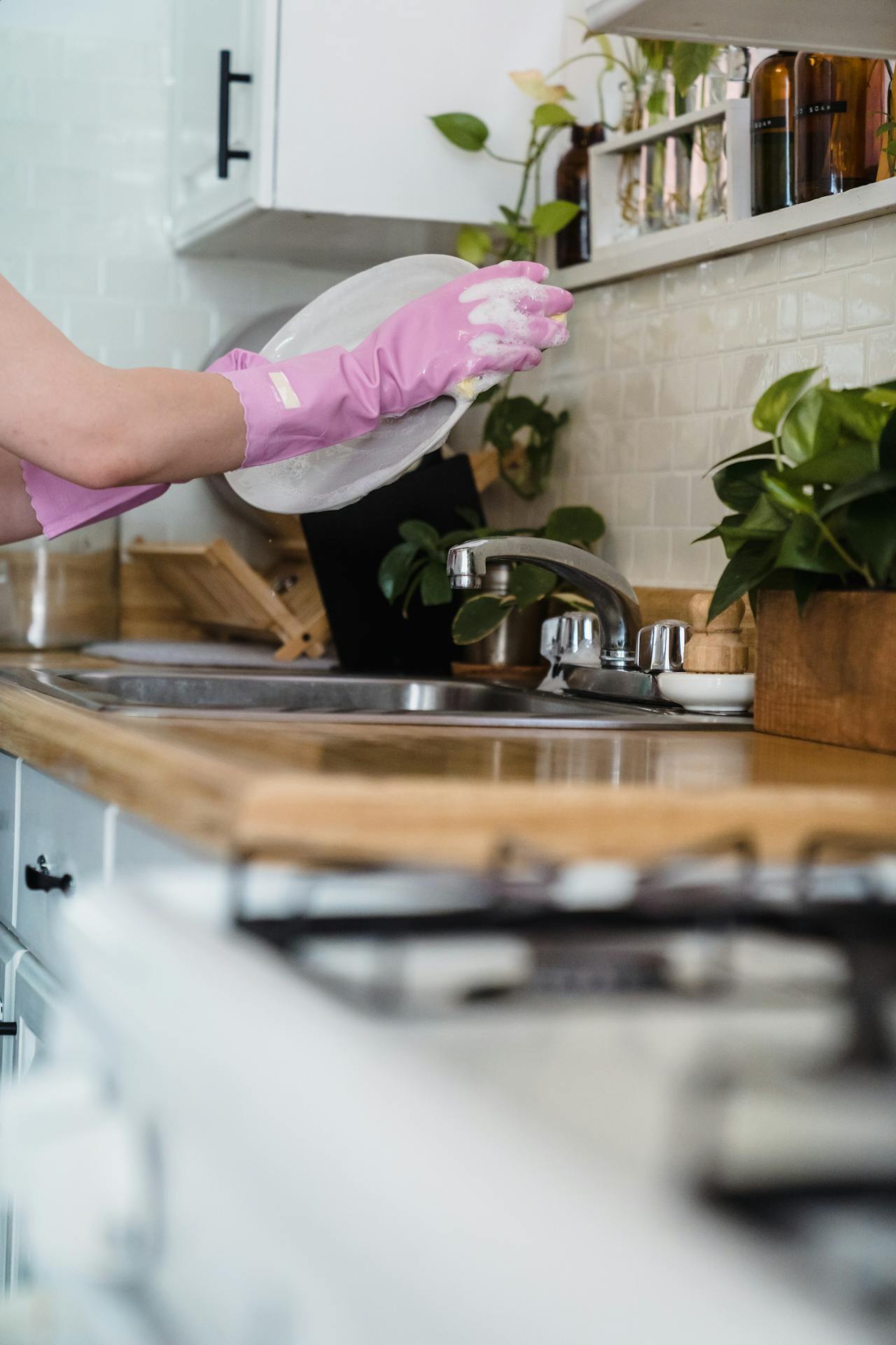 Una mujer lavando platos | Fuente: Pexels