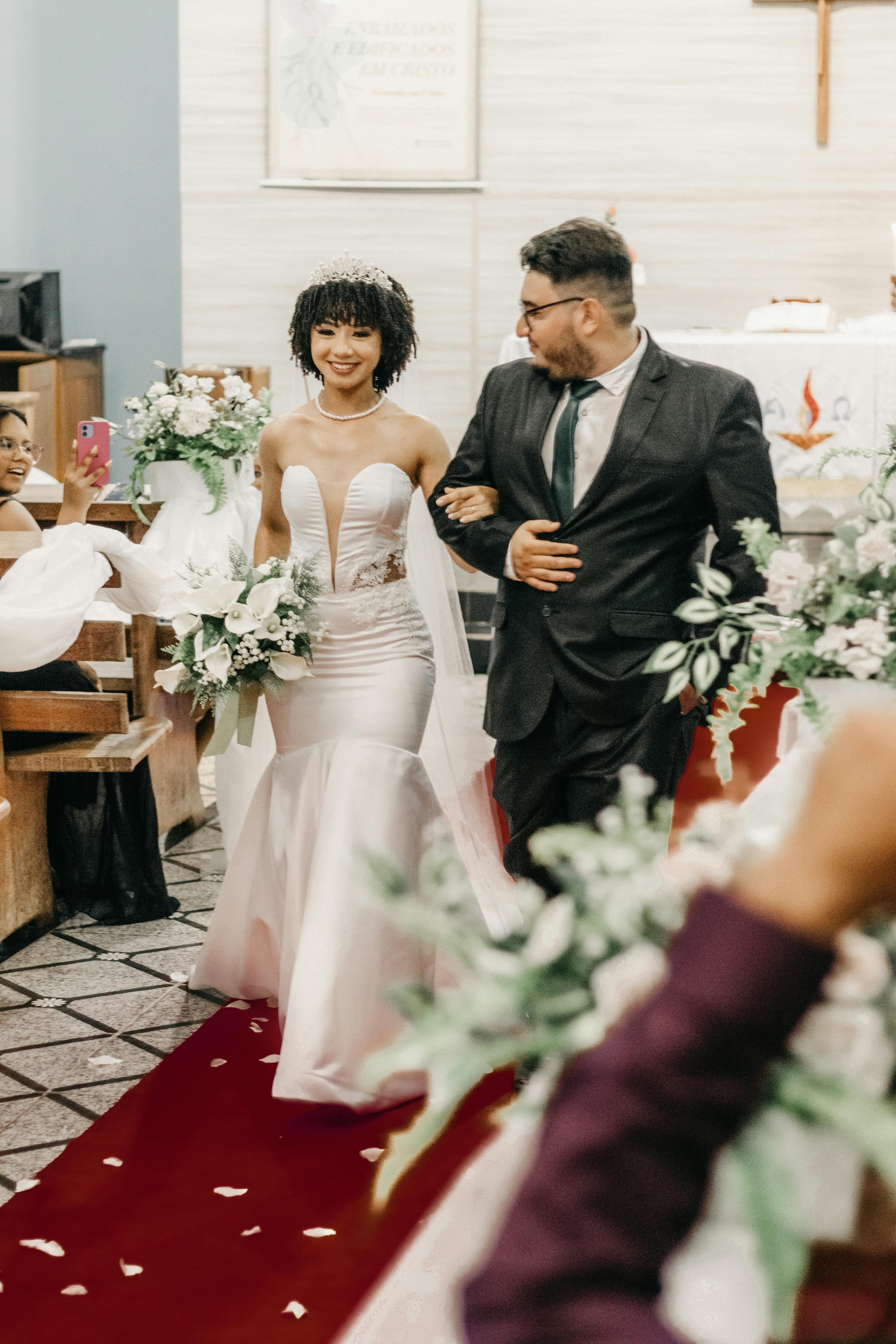 Una pareja de recién casados saliendo de la iglesia tras sus votos | Fuente: Pexels