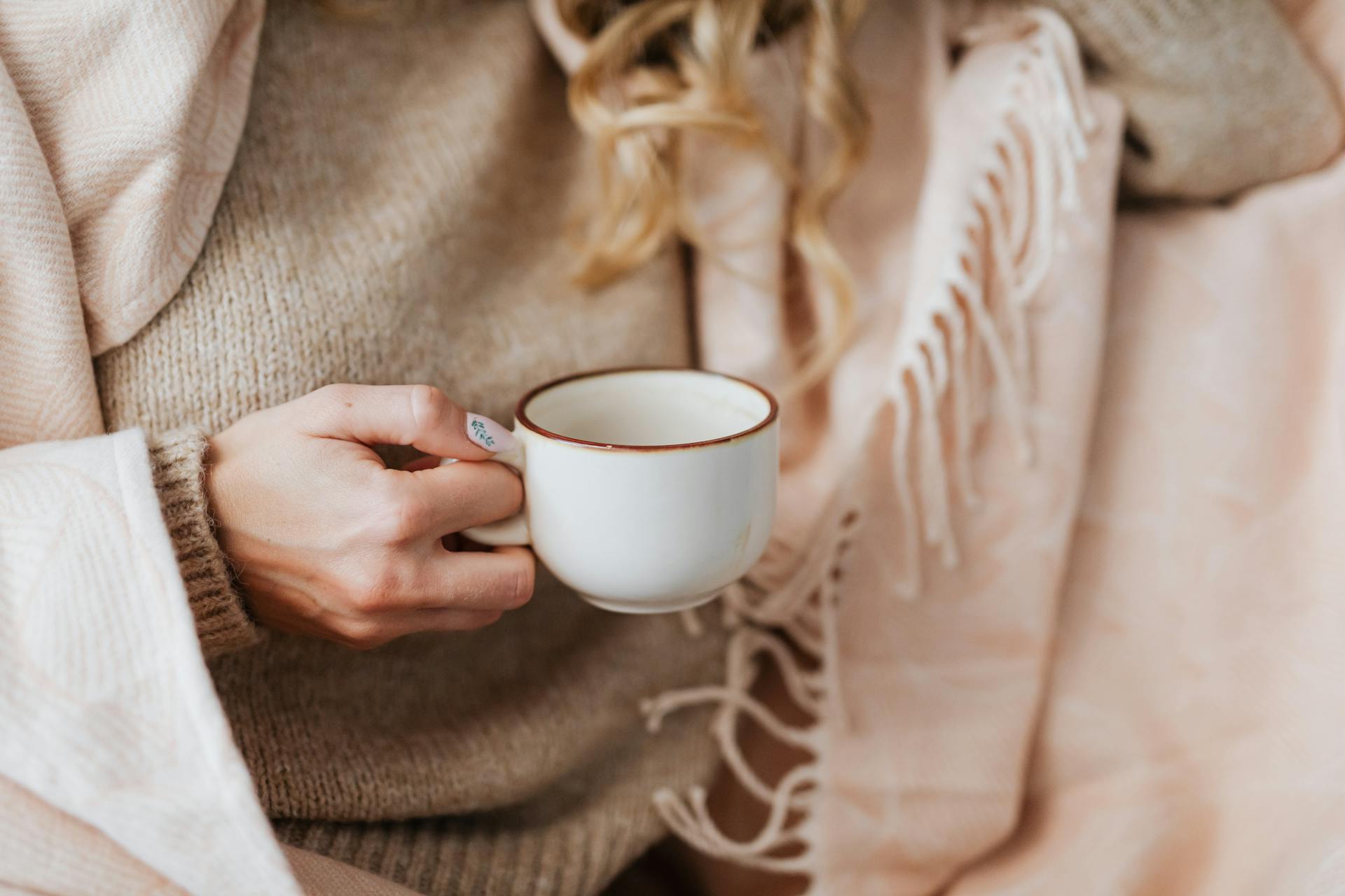 Una mujer con una taza de café en la mano | Fuente: Pexels