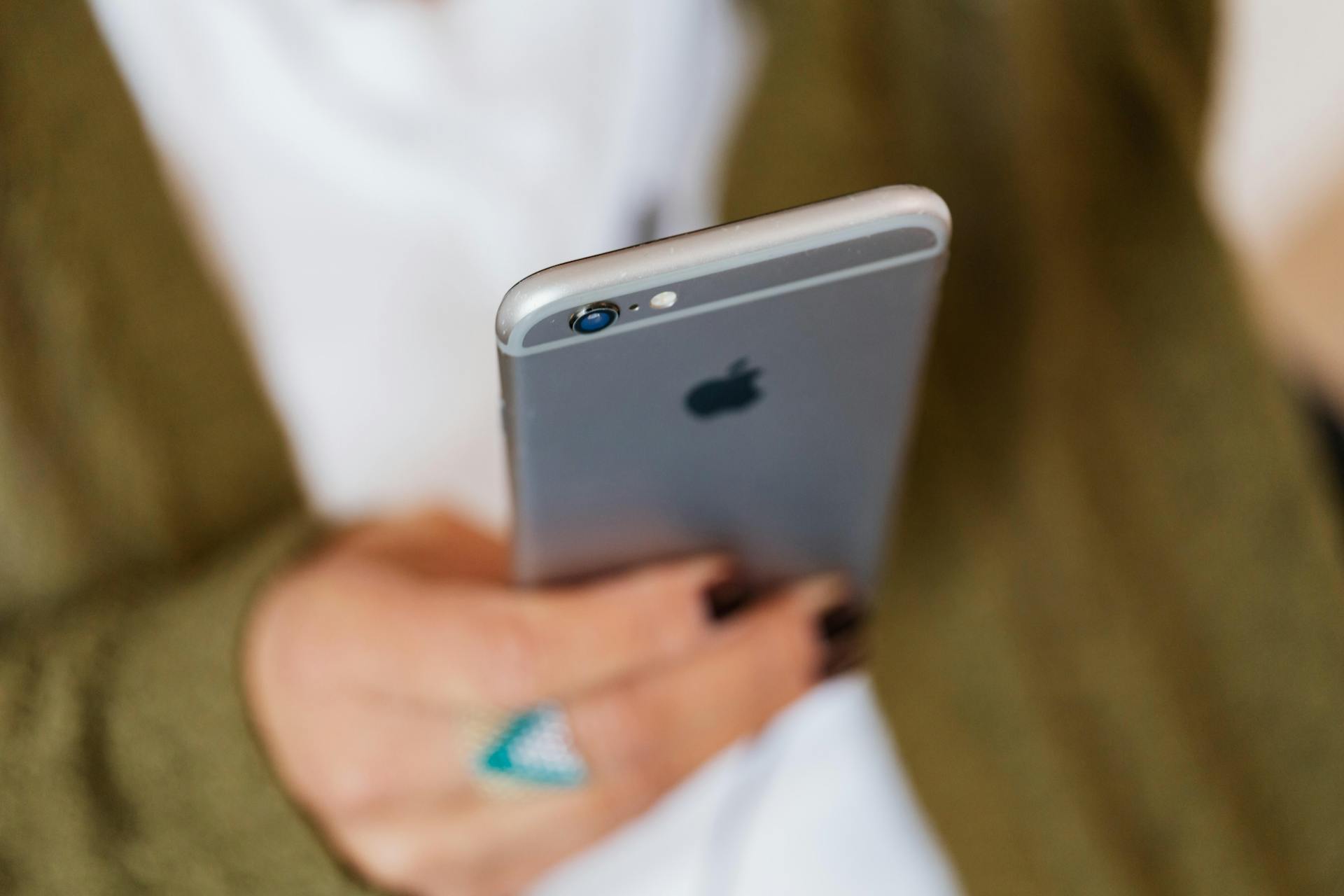 Primer plano de una mujer sujetando su teléfono | Fuente: Pexels
