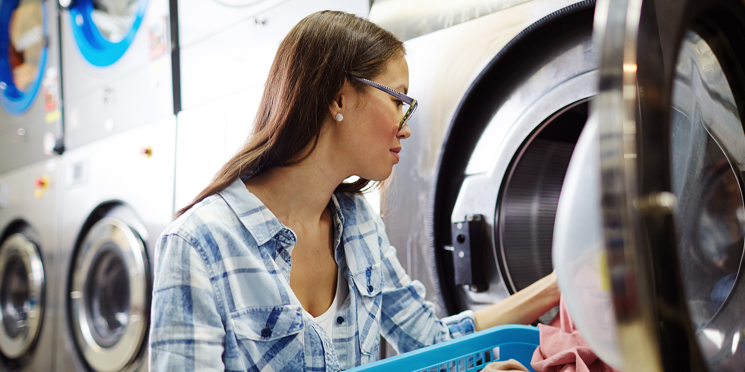 Una mujer lavando ropa | Fuente: Freepik